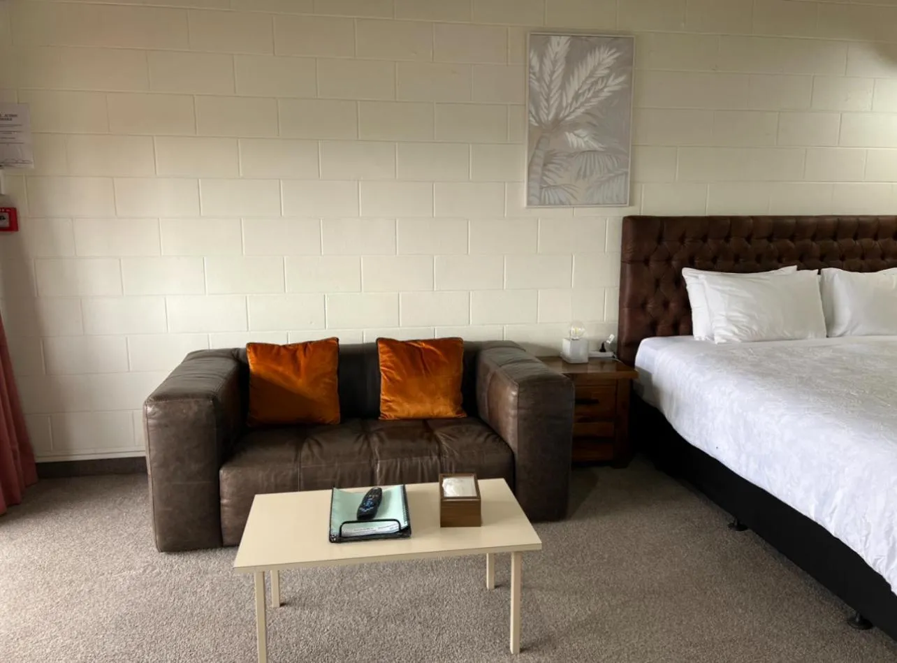 Seating area, Bed in Mountain View Motel