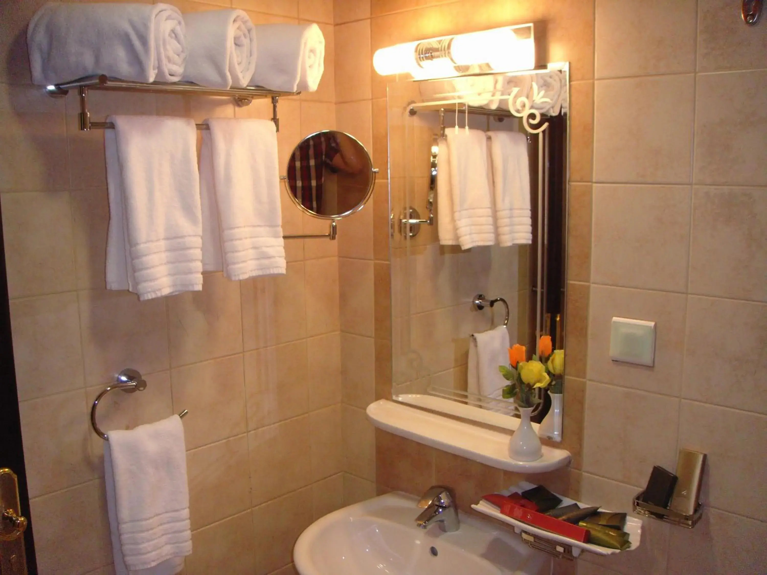 Bathroom in Durrat Al Eiman Hotel Bathroom in Durrat Al Eiman Hotel