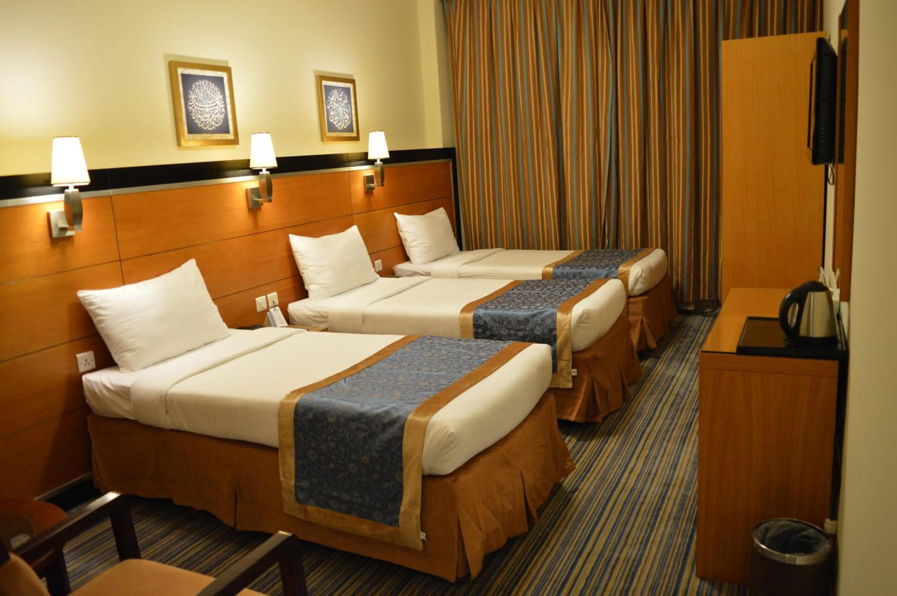 Photo of the whole room, Bed in Durrat Al Eiman Hotel