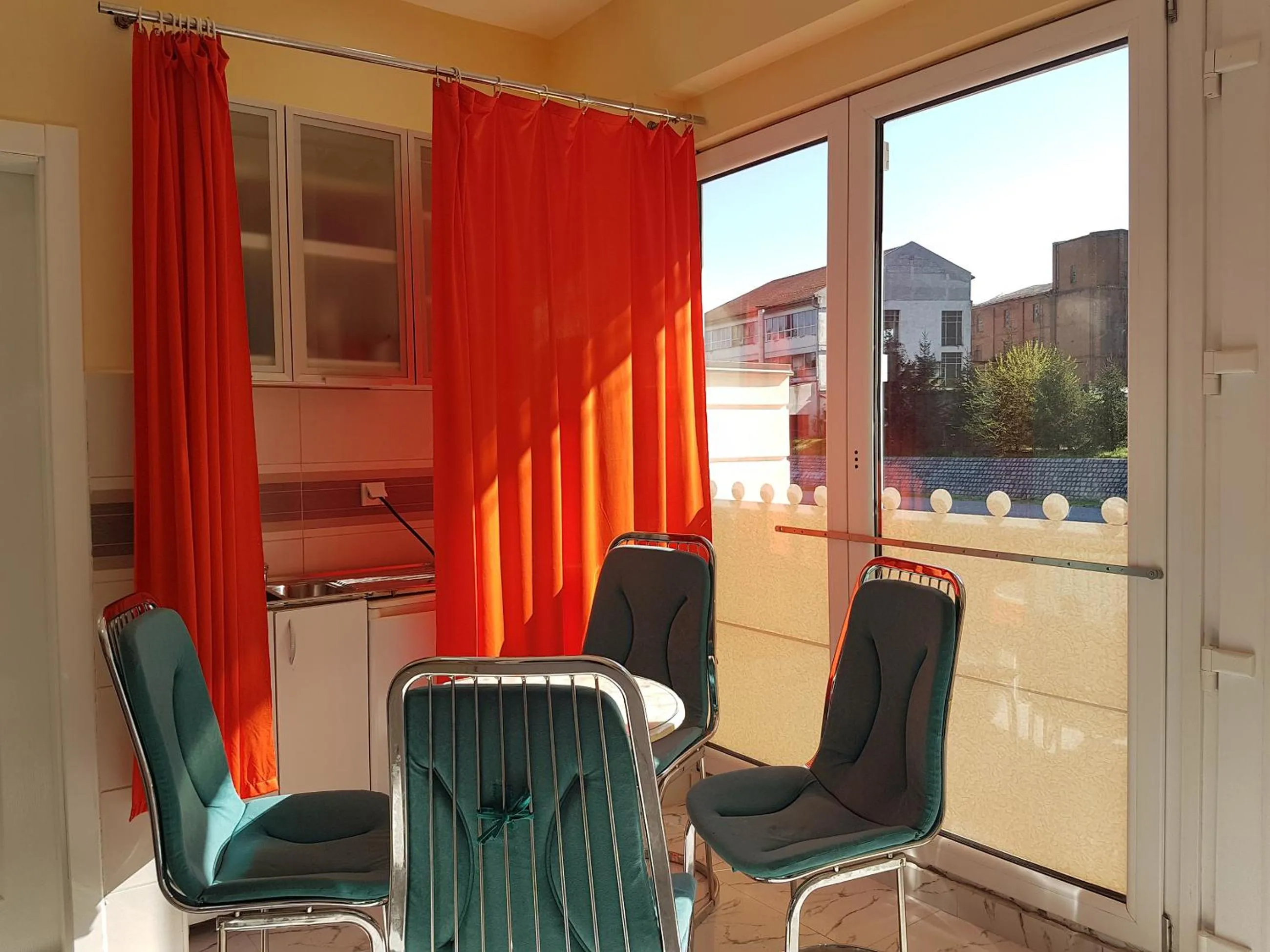 Communal lounge/ TV room in Hostel Beko