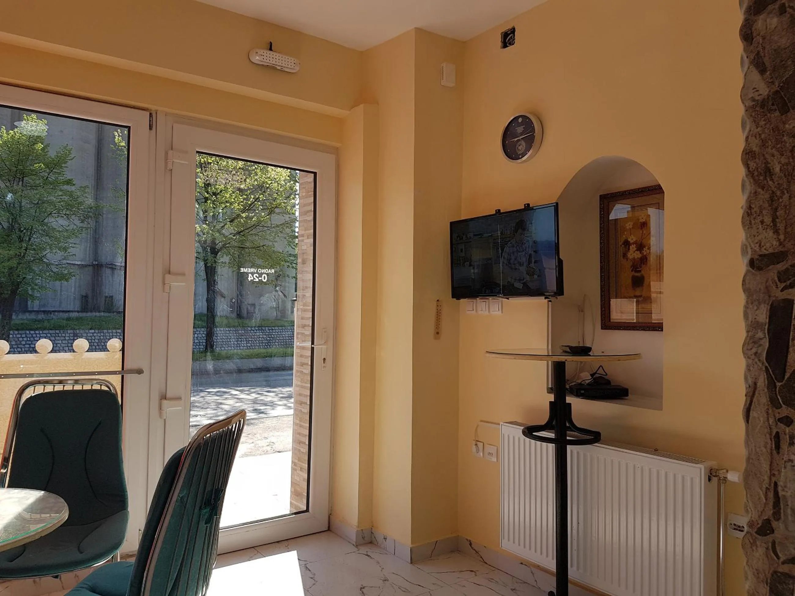 Communal lounge/ TV room in Hostel Beko