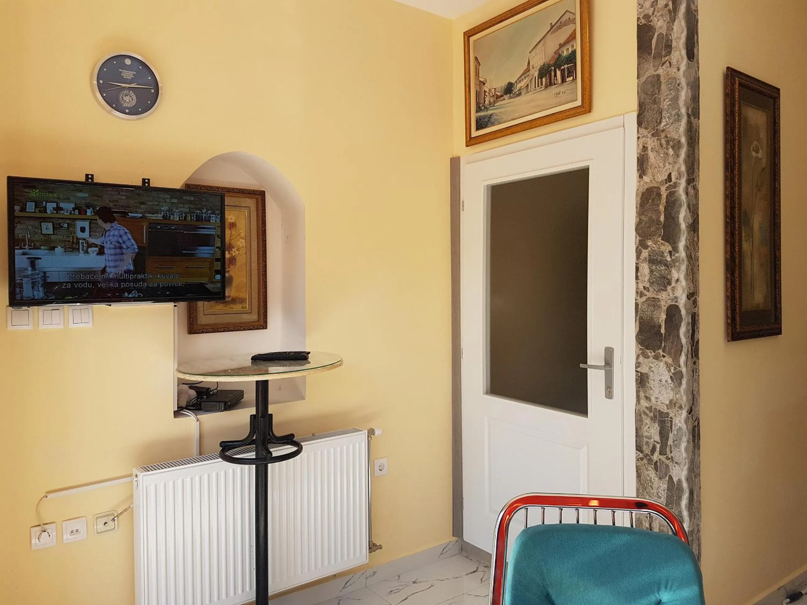 Communal lounge/ TV room in Hostel Beko