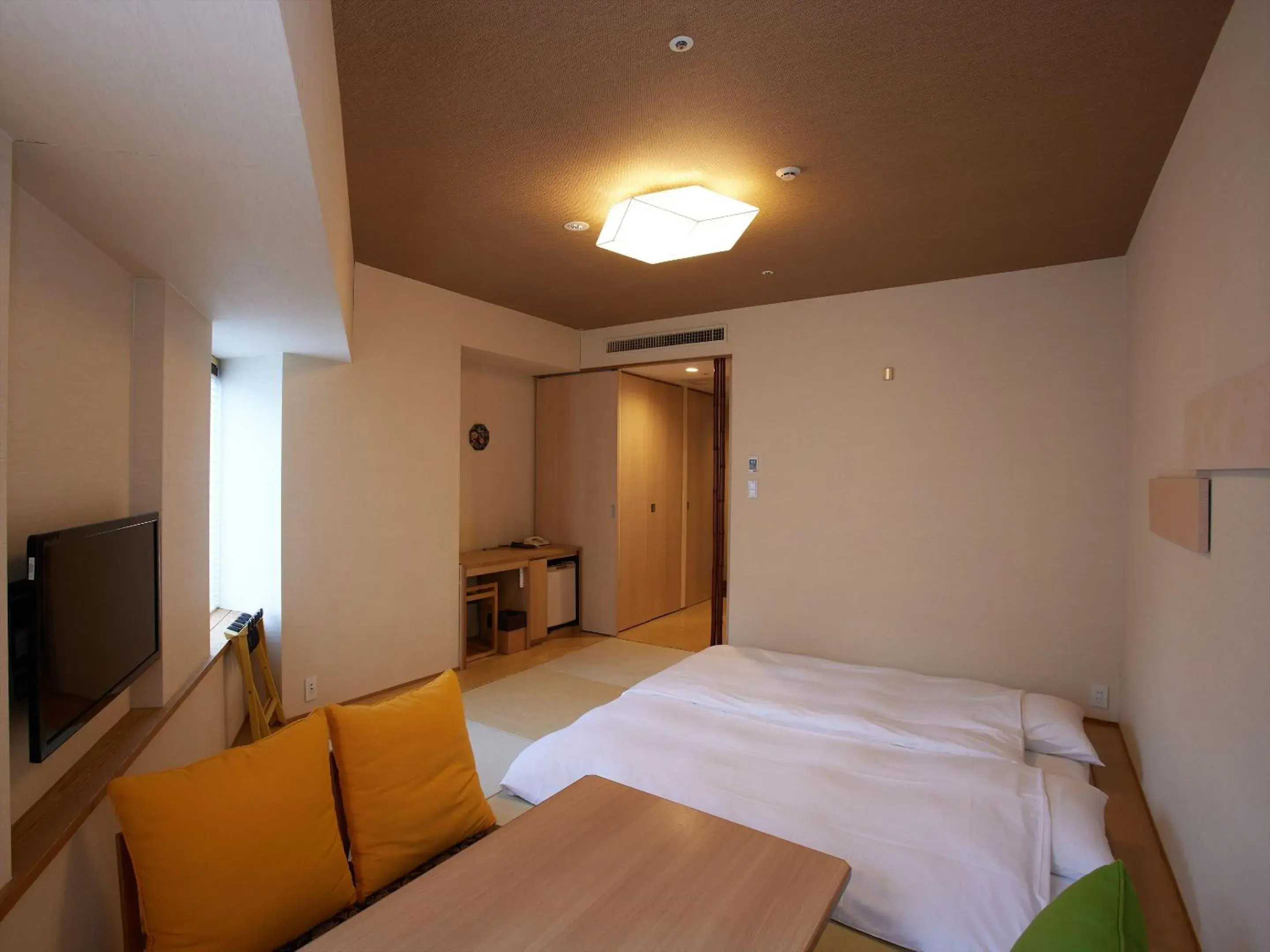 Photo of the whole room, Bed in Kyoto Hot Spring Hatoya Zuihoukaku Hotel