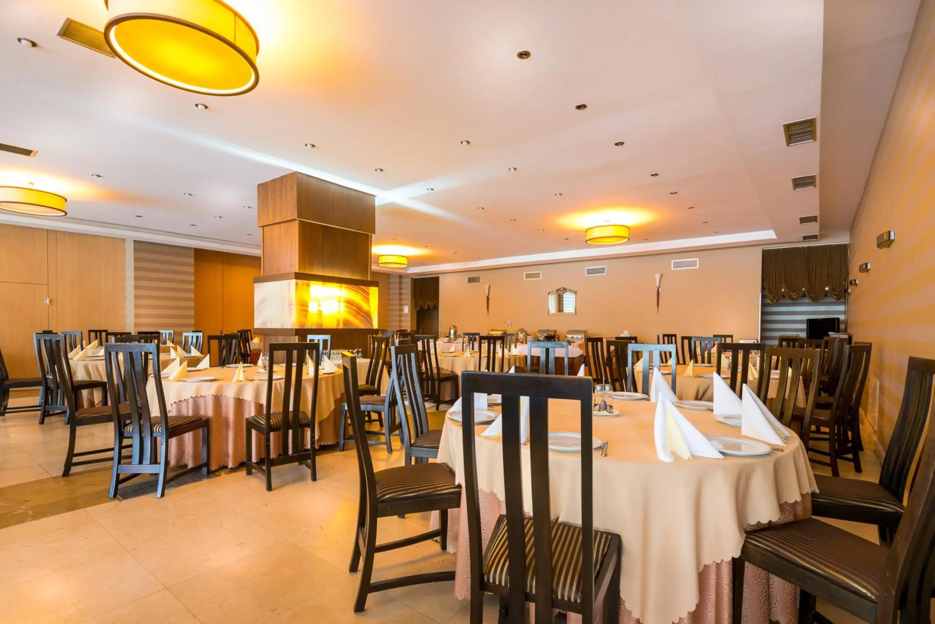 Restaurant/places to eat in Grand Hotel Napoca Restaurant/places to eat in Grand Hotel Napoca