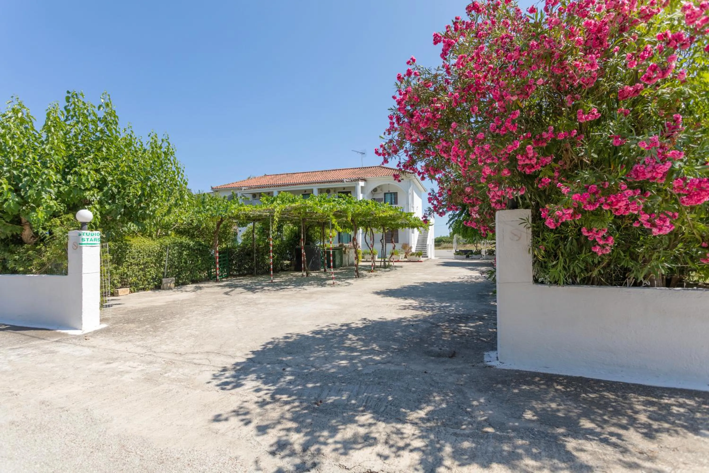 Facade/entrance in Studio Stars