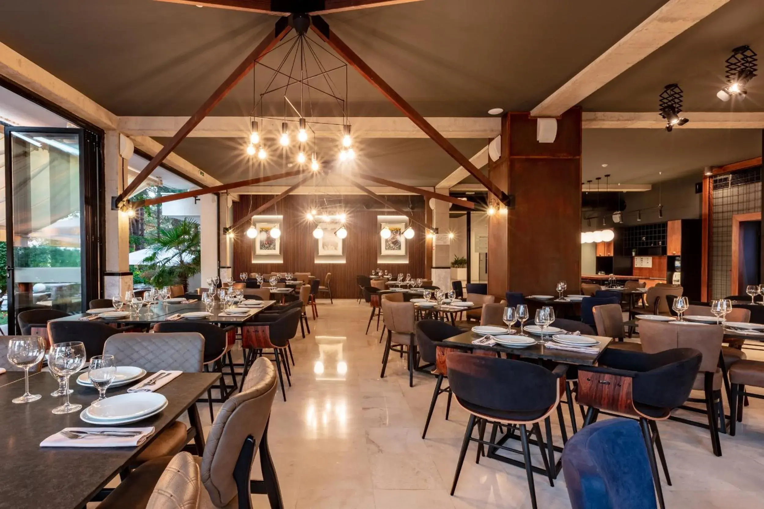 Restaurant/places to eat in Hotel Pela Restaurant/places to eat in Hotel Pela