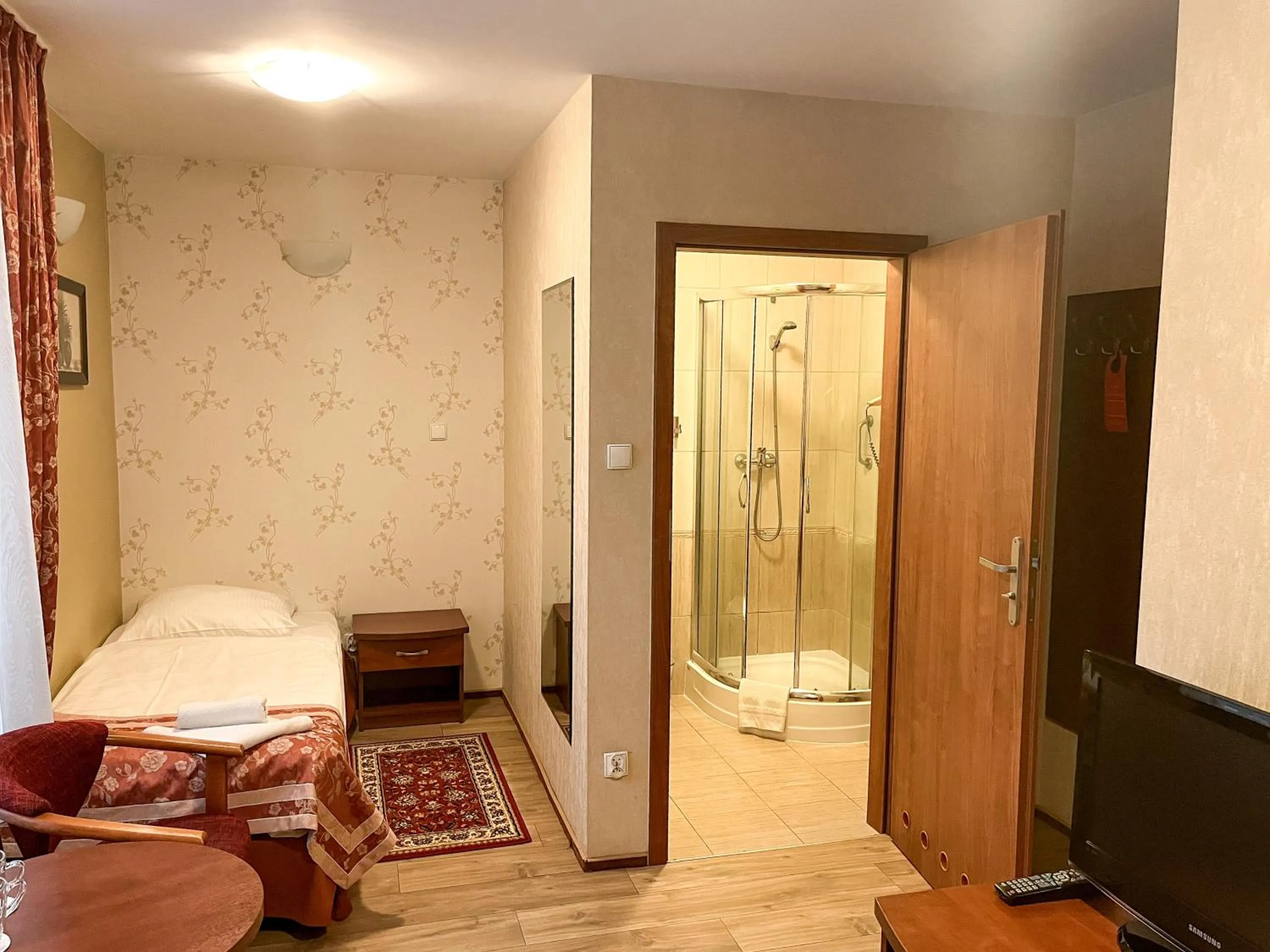 Shower in Hotel Logos