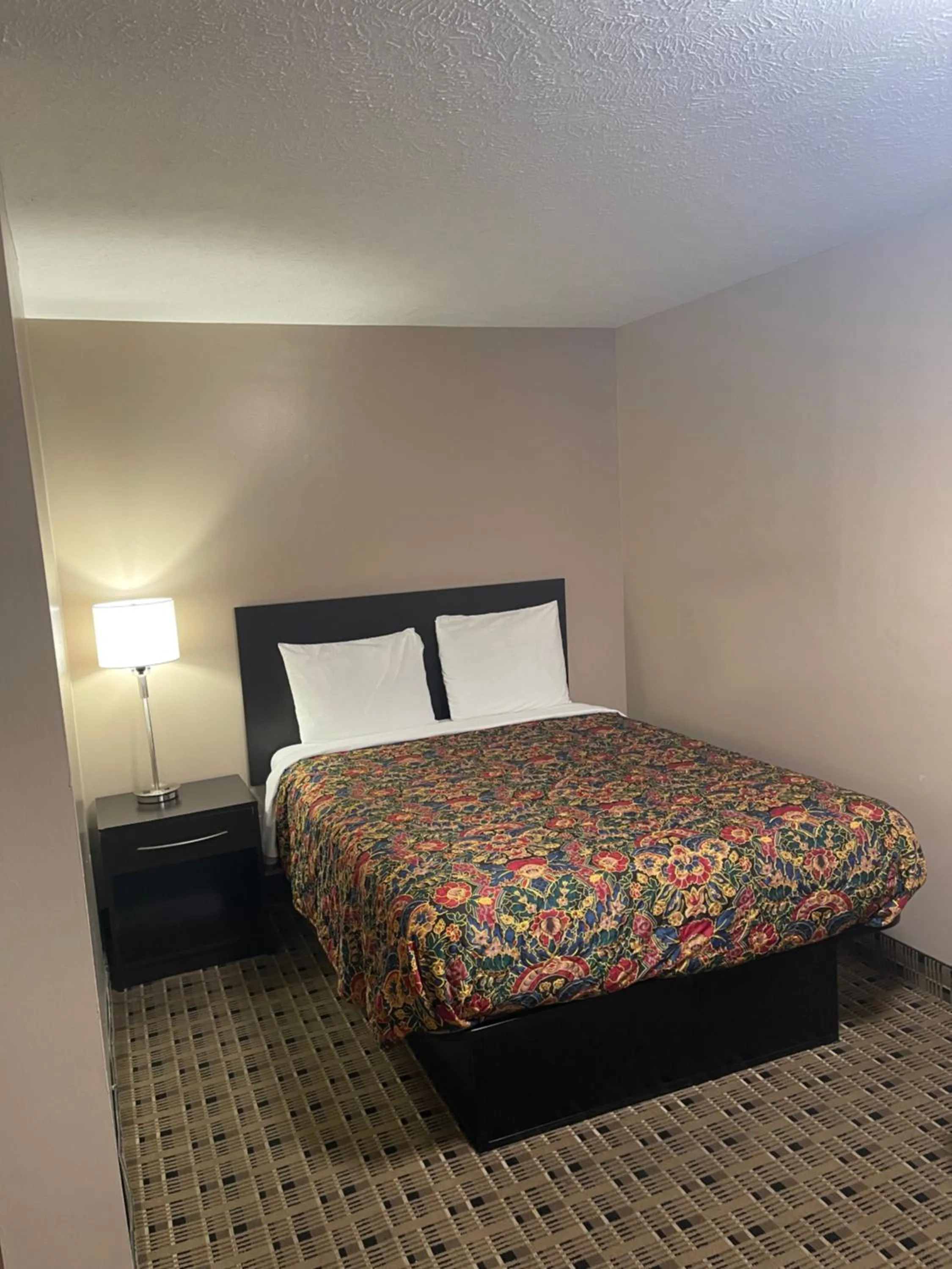 Bed in Economy Inn & Suites