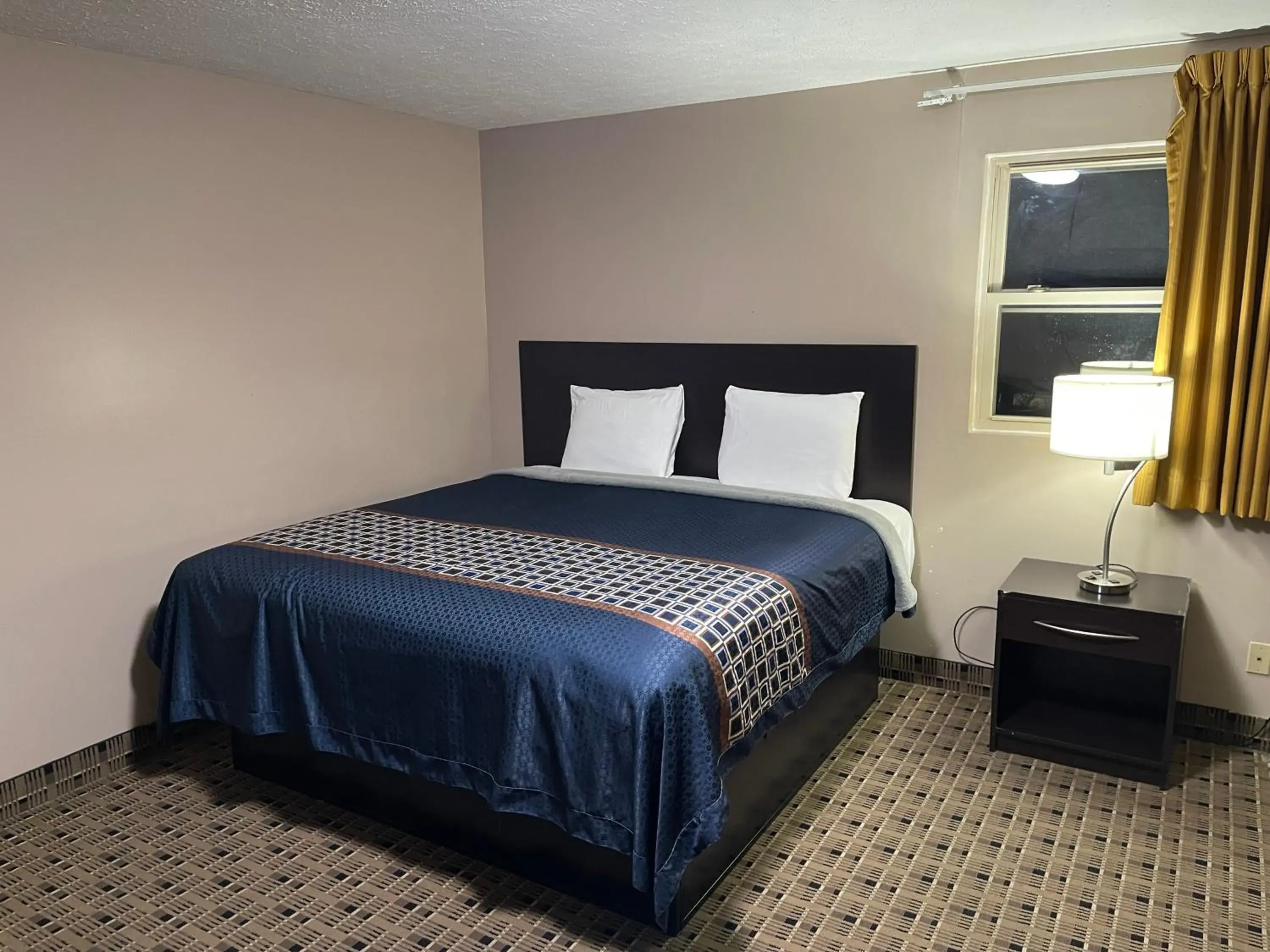 King Room in Economy Inn & Suites King Room in Economy Inn & Suites