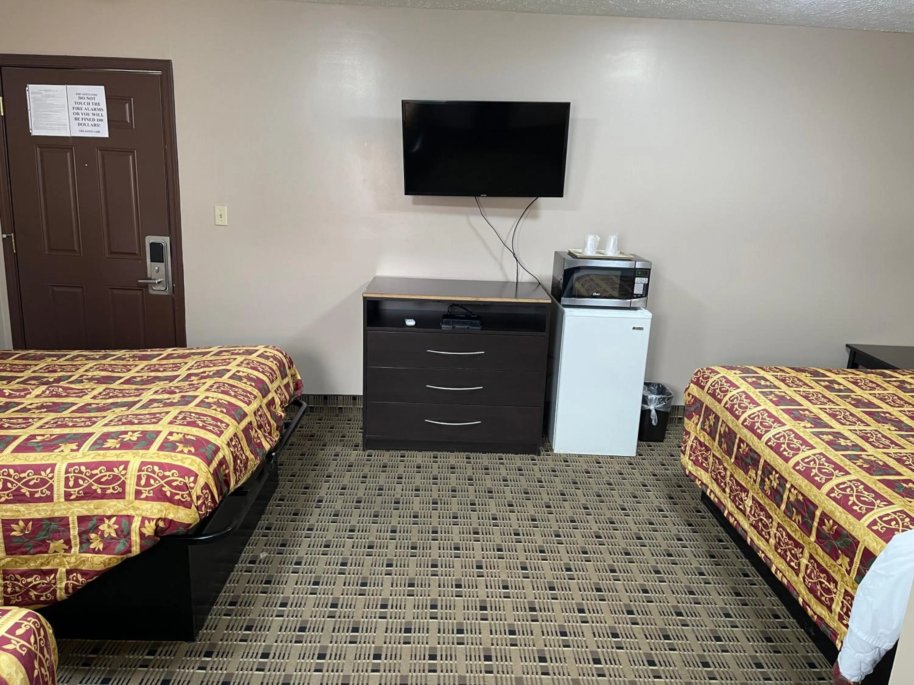 Bed in Economy Inn & Suites