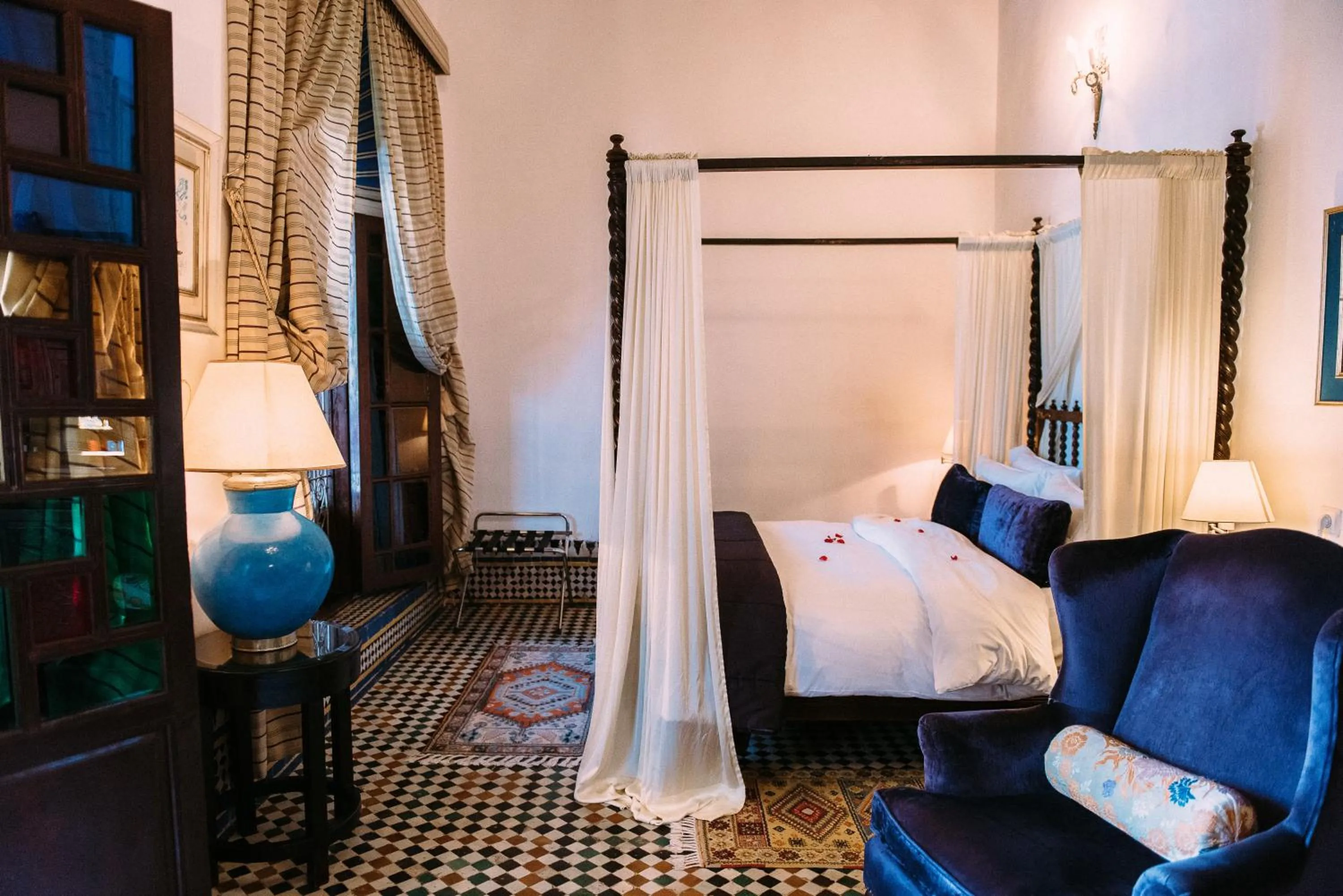 TV and multimedia, Bed in Riad Maison Bleue and Spa