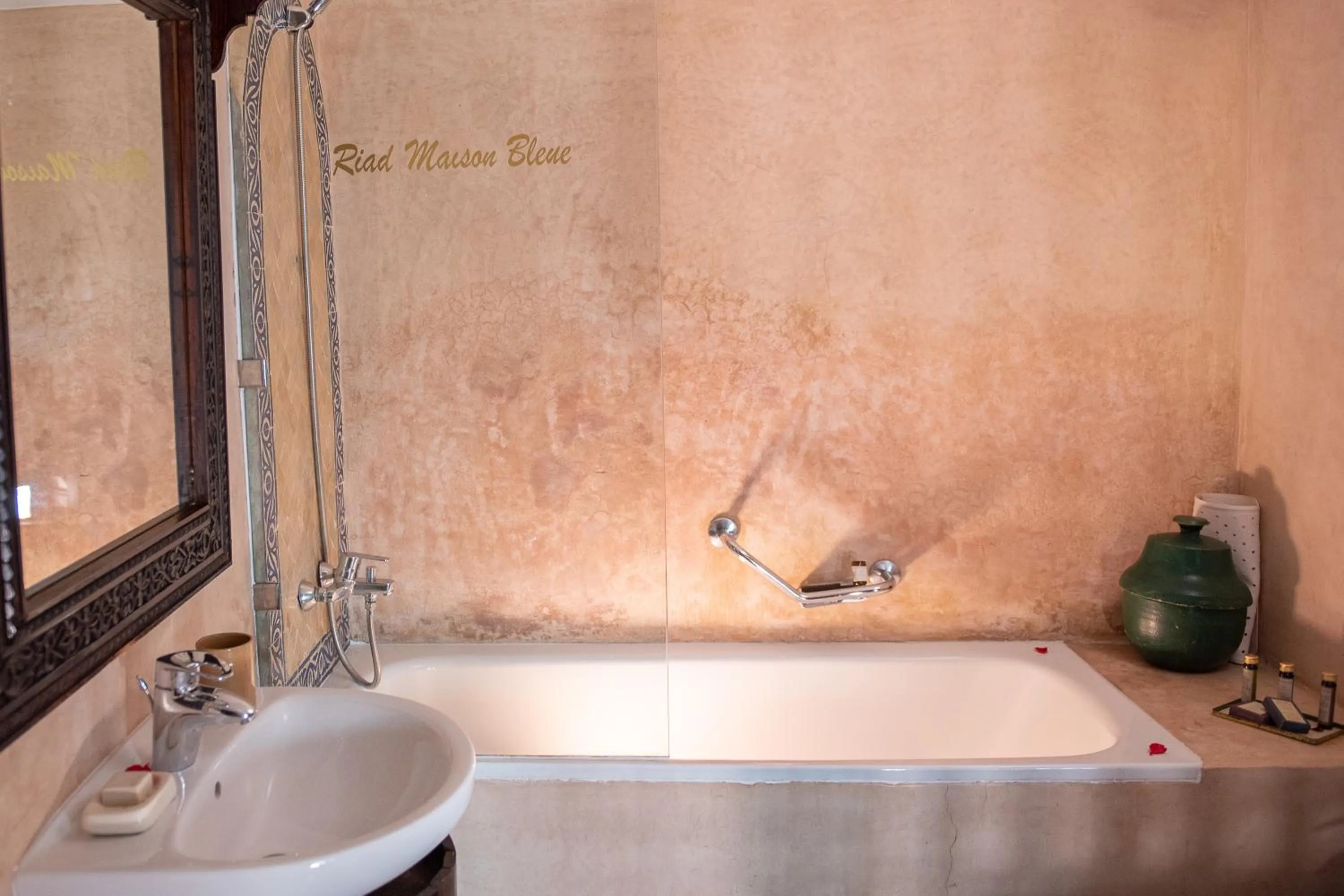 Bathroom in Riad Maison Bleue and Spa