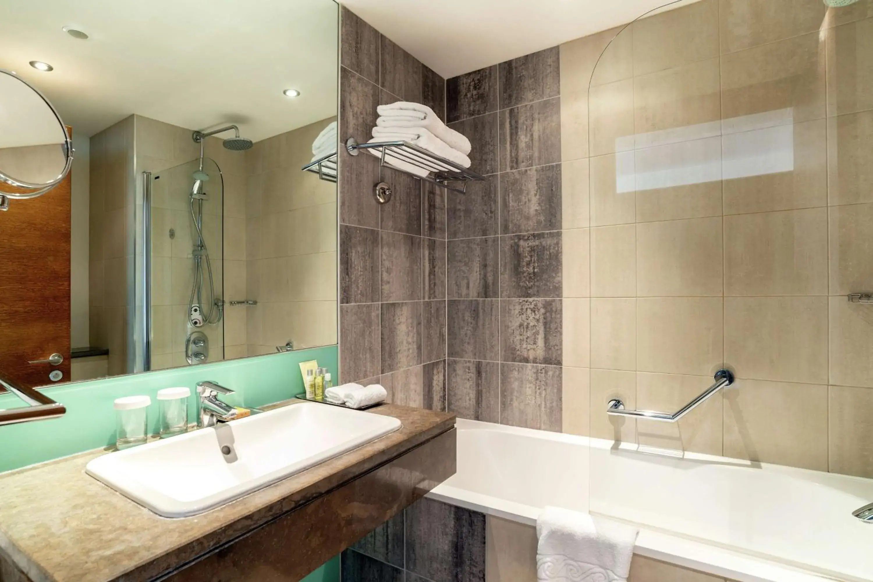 Bathroom in Hilton London Canary Wharf Bathroom in Hilton London Canary Wharf