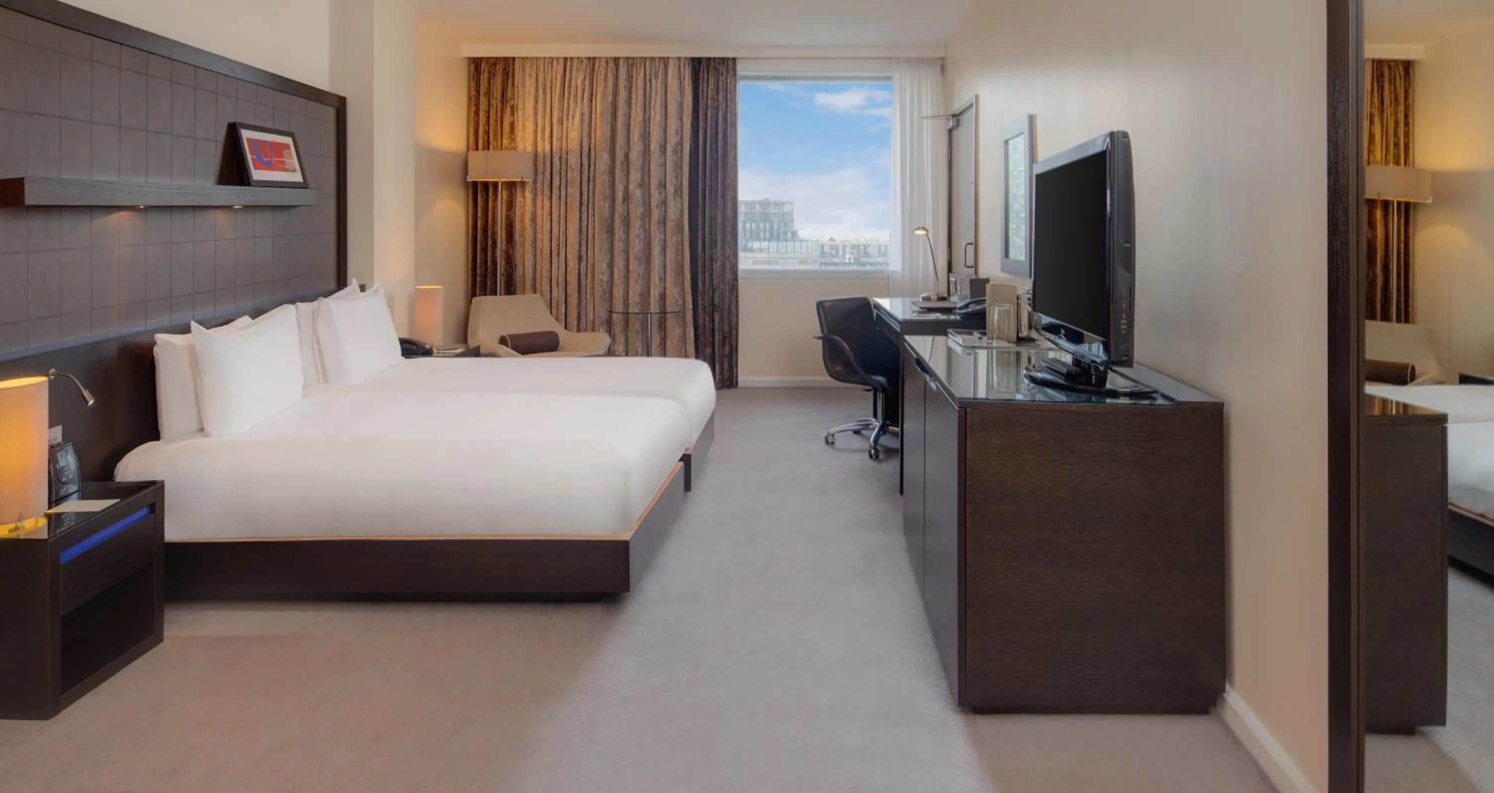 TV and multimedia, Bed in Hilton London Canary Wharf