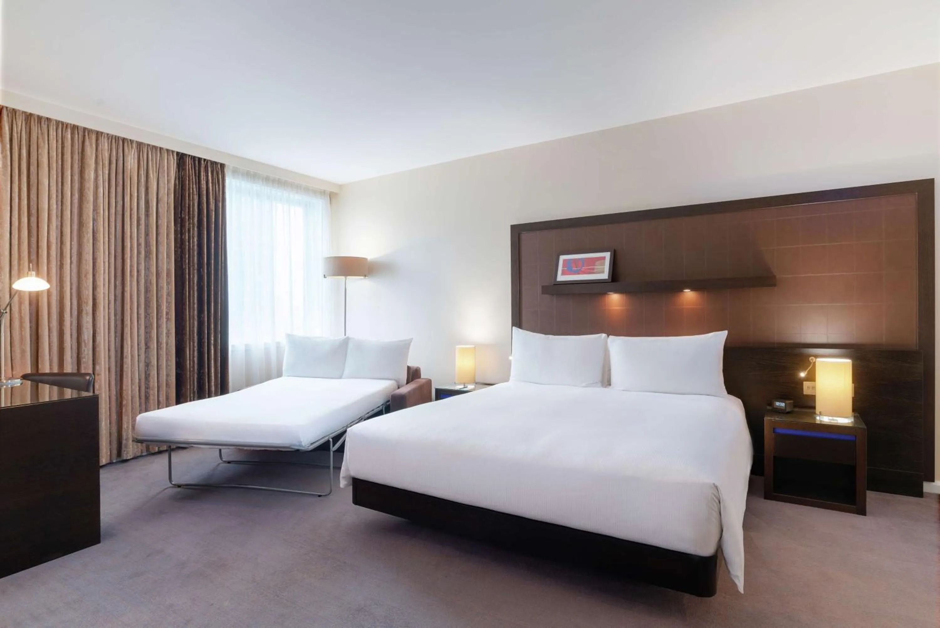 Living room, Bed in Hilton London Canary Wharf