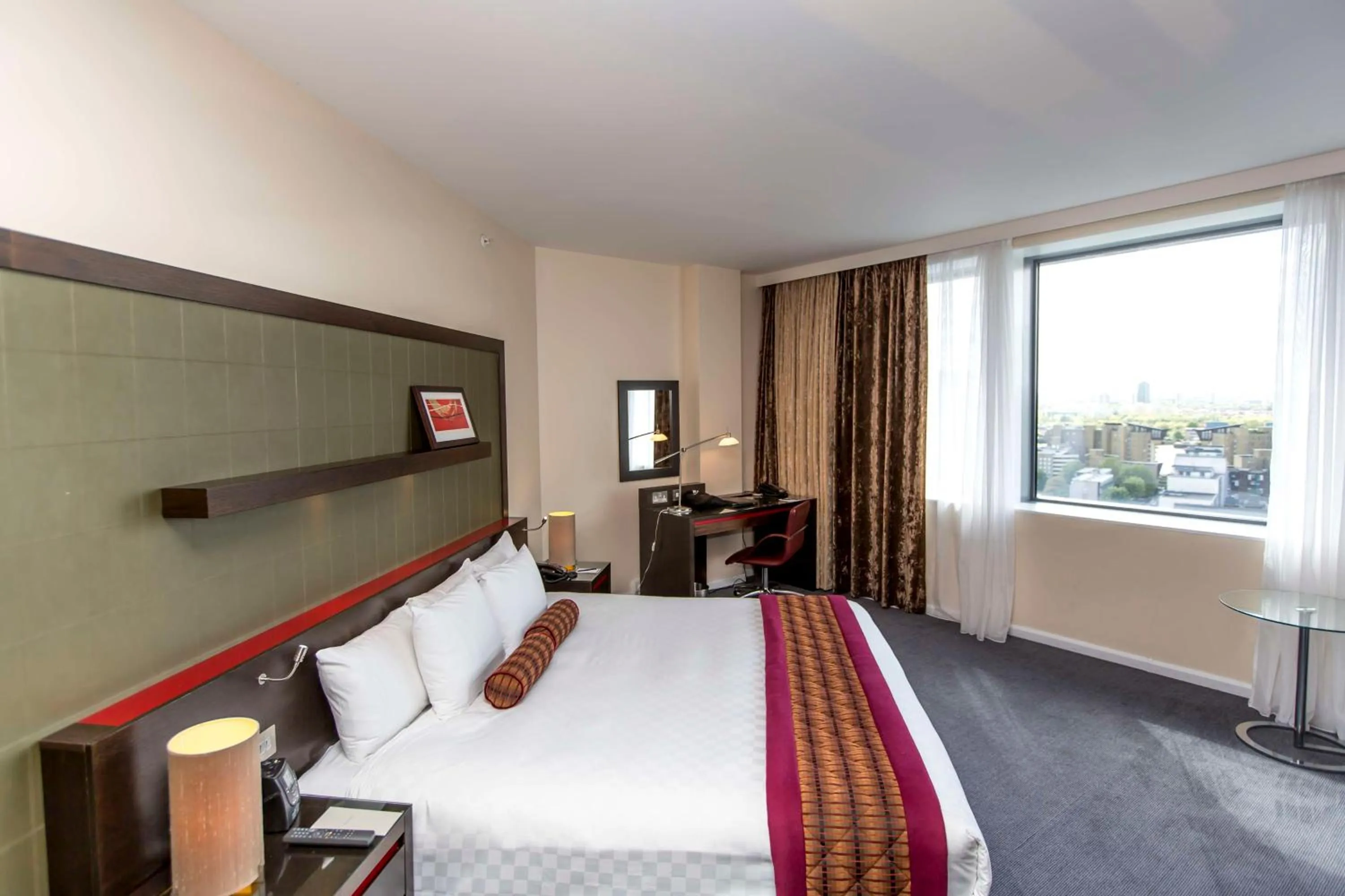 Bedroom, Bed in Hilton London Canary Wharf