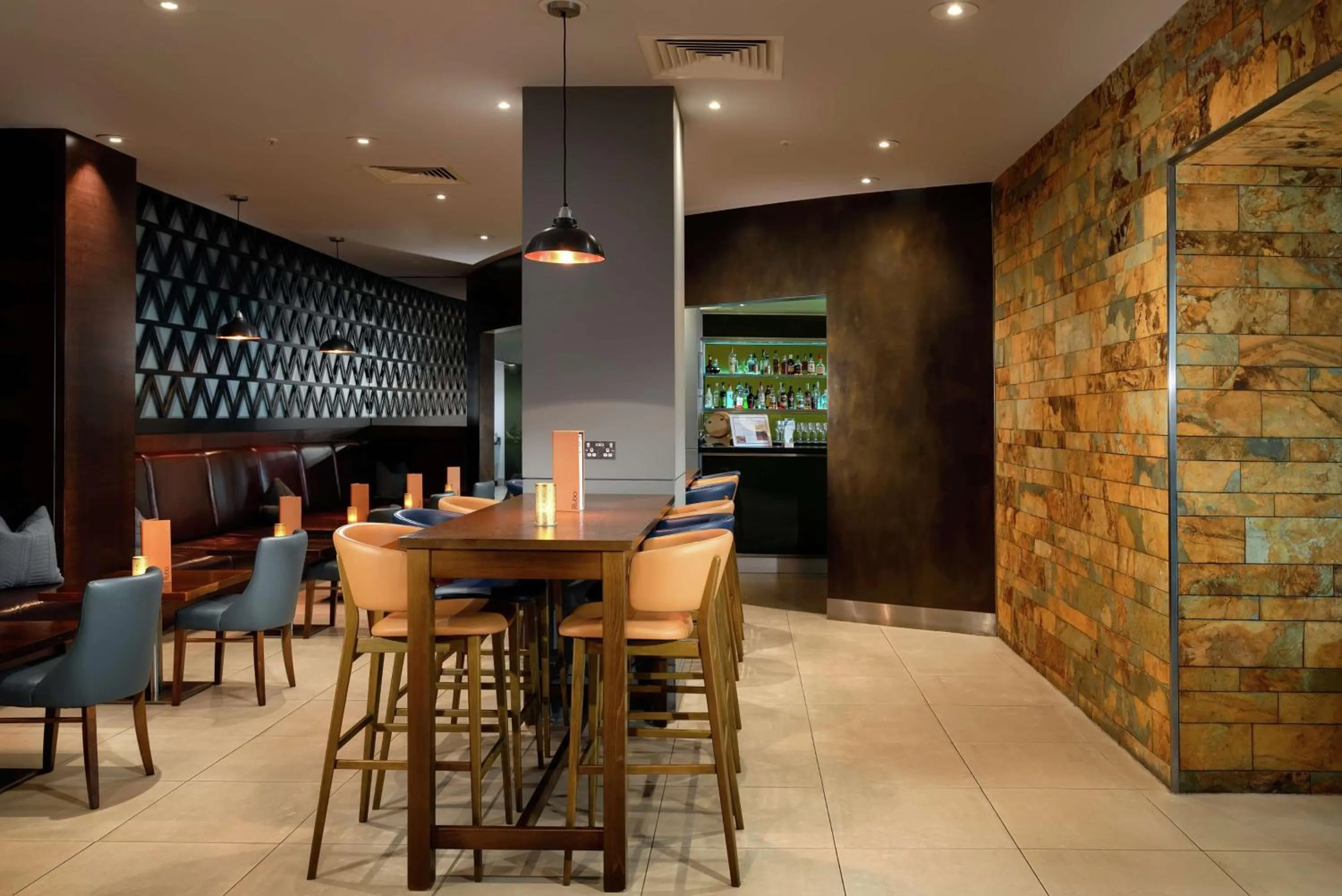 Lounge or bar in Hilton London Canary Wharf