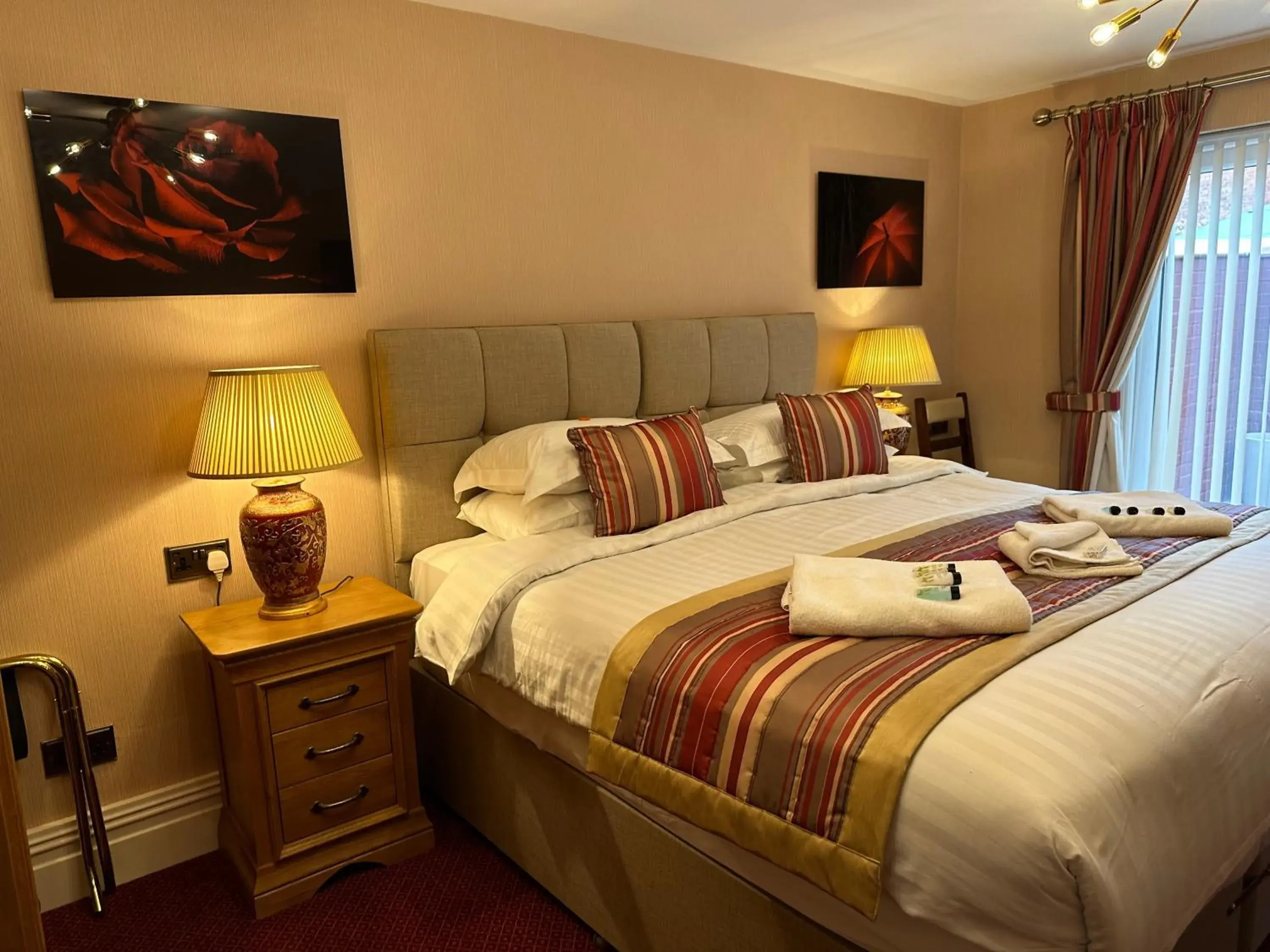 Deluxe Double or Twin Room with Ensuite & Jacuzzi Bath in Chester House Guest House Deluxe Double or Twin Room with Ensuite & Jacuzzi Bath in Chester House Guest House