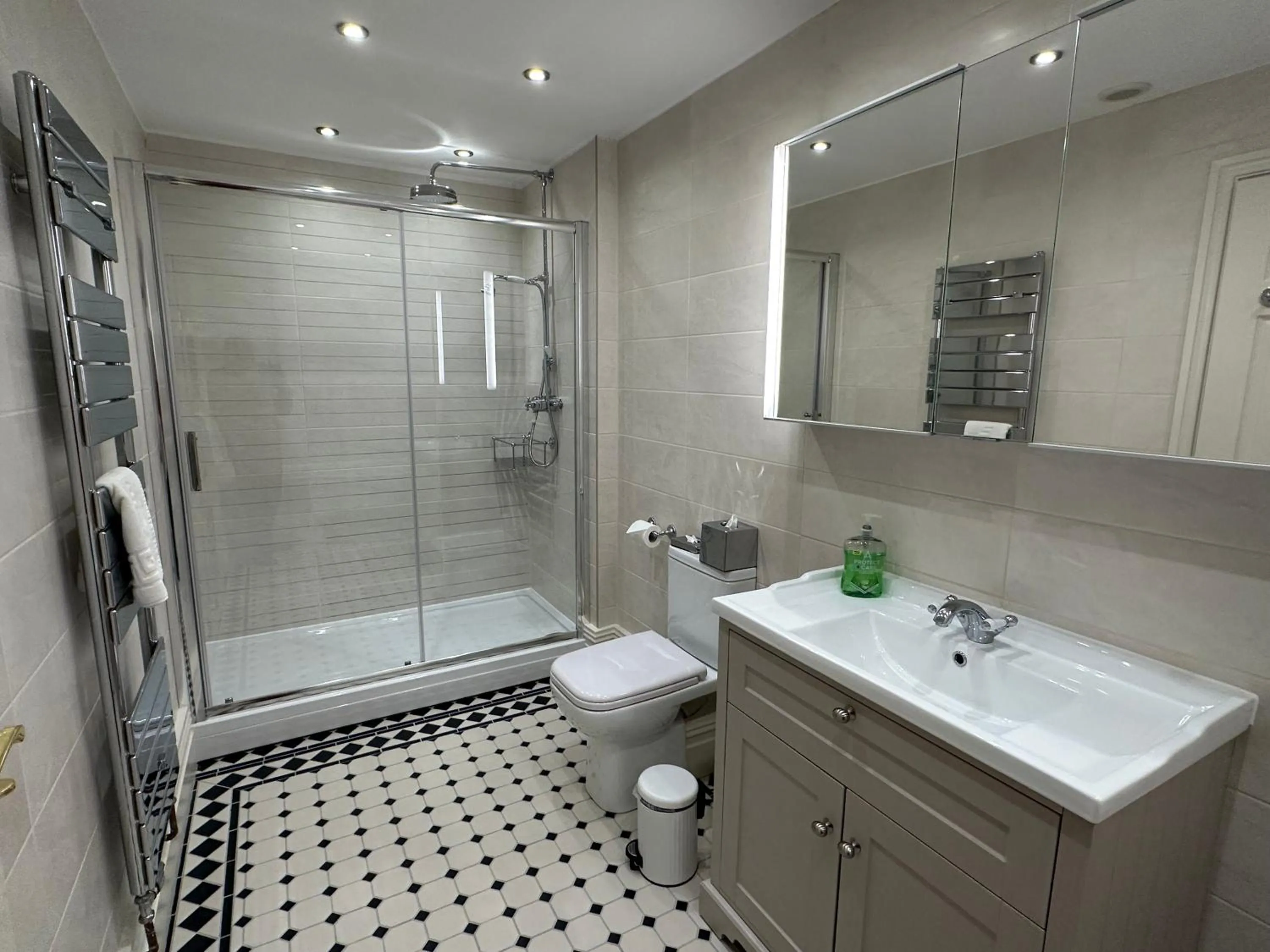 Shower in Chester House Guest House