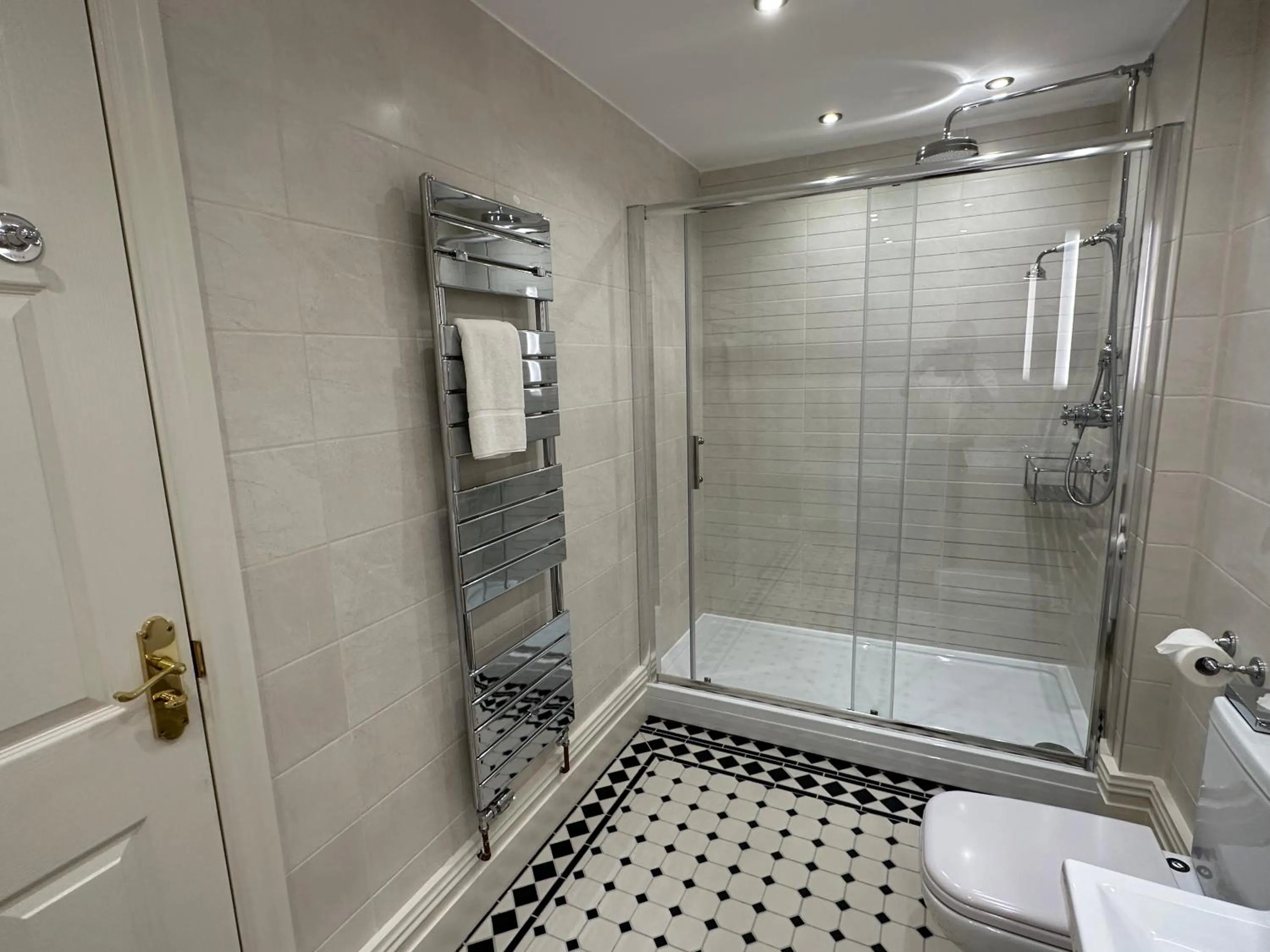 Shower in Chester House Guest House