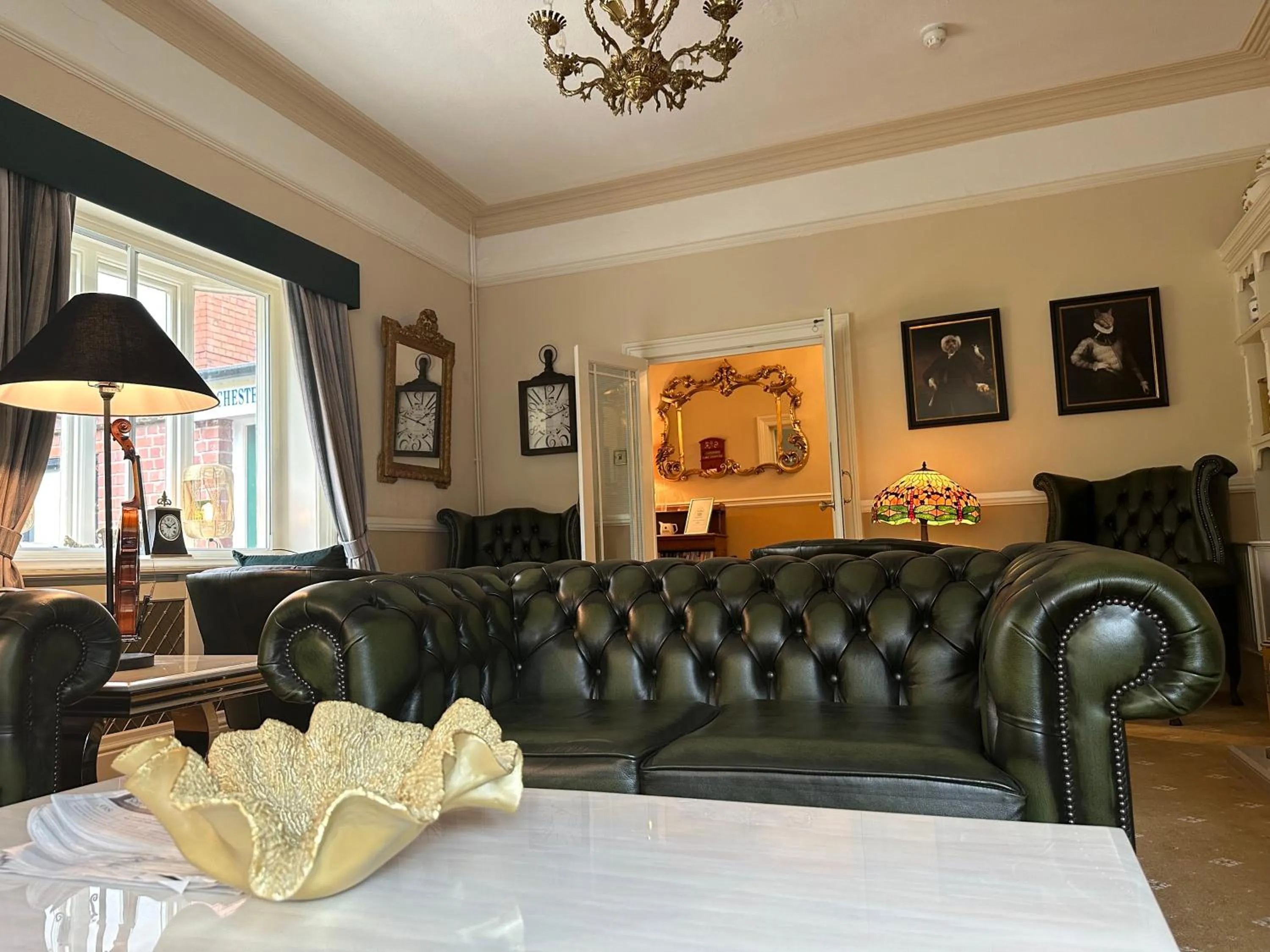 Communal lounge/ TV room in Chester House Guest House