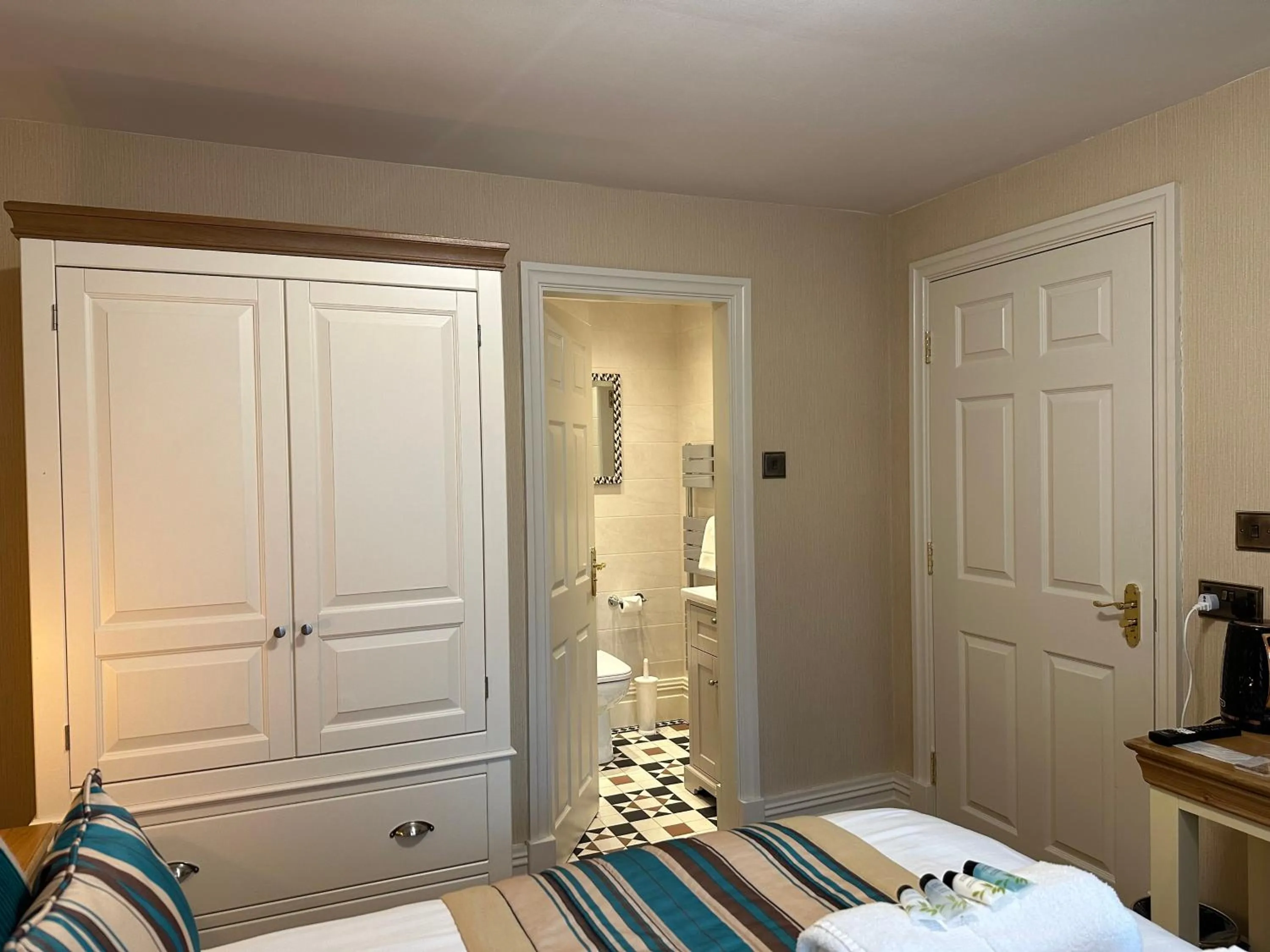 wardrobe, Bed in Chester House Guest House