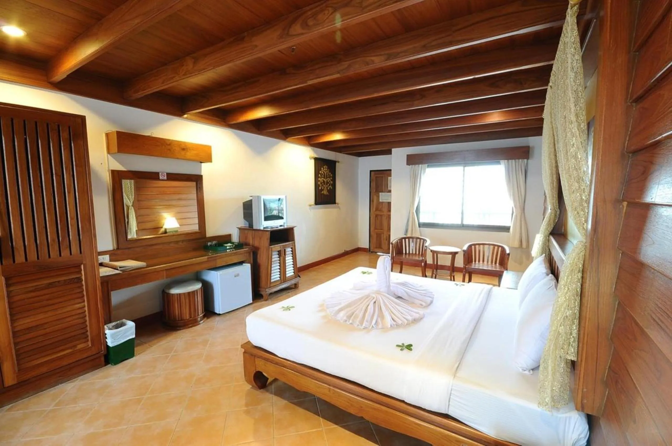 Photo of the whole room, Bed in Bel Aire Patong