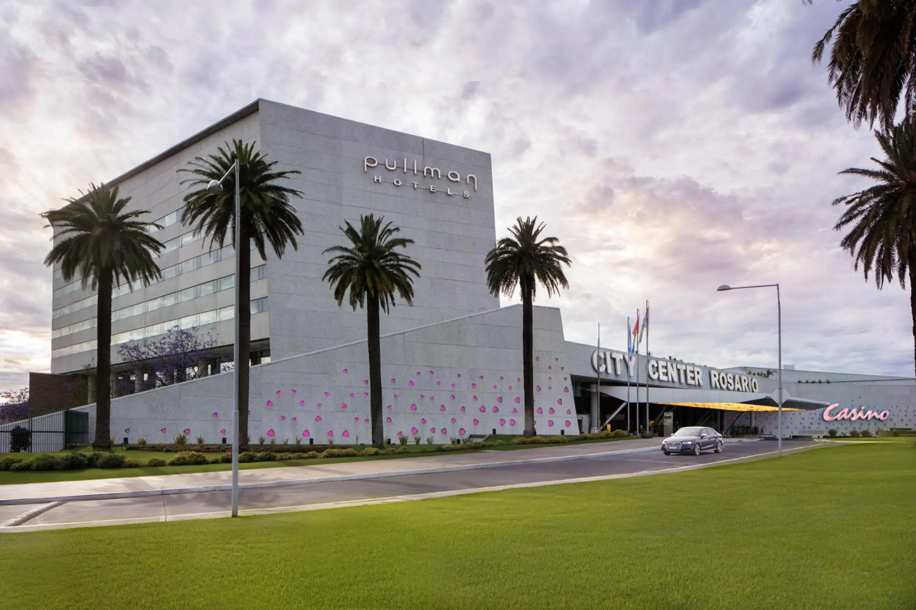 Property building in Hotel Pullman City Center Rosario Property building in Hotel Pullman City Center Rosario