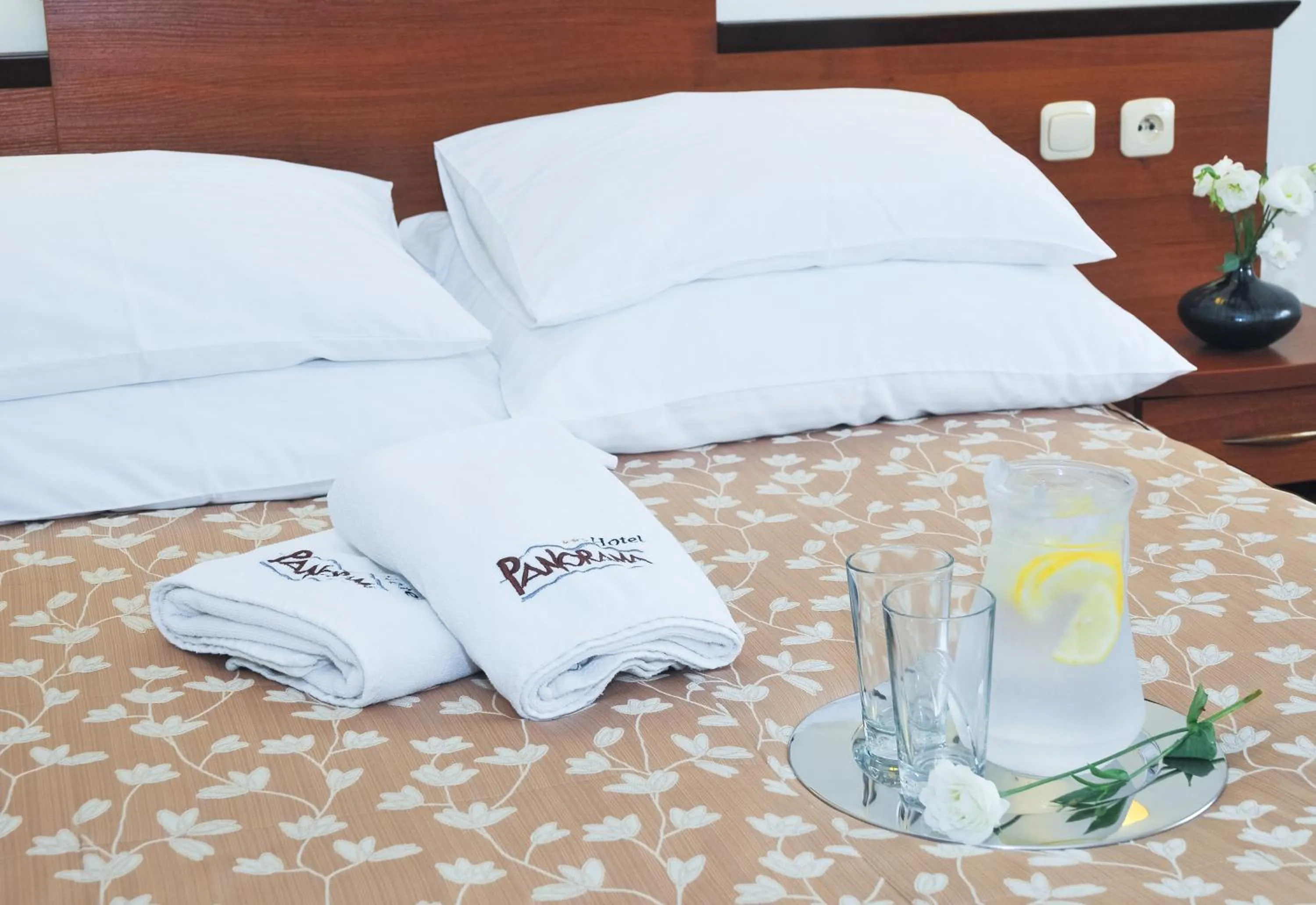 Seating area, Bed in Hotel Panorama