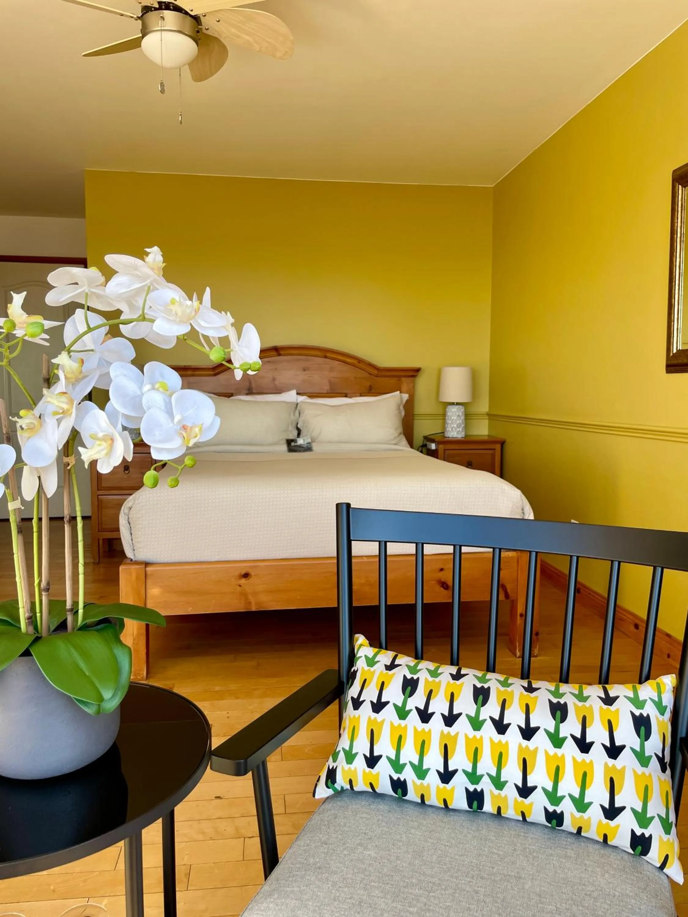 Photo of the whole room, Bed in Auberge Cap aux Corbeaux