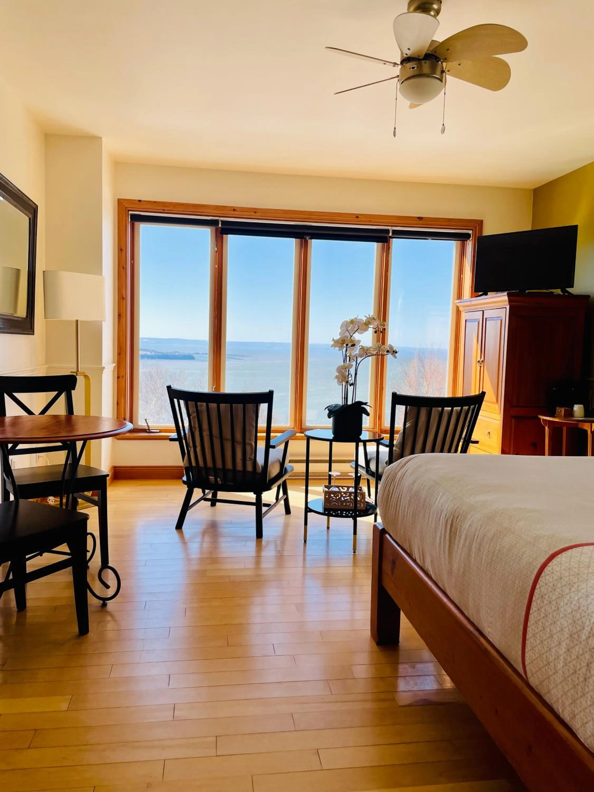 Photo of the whole room, Bed in Auberge Cap aux Corbeaux