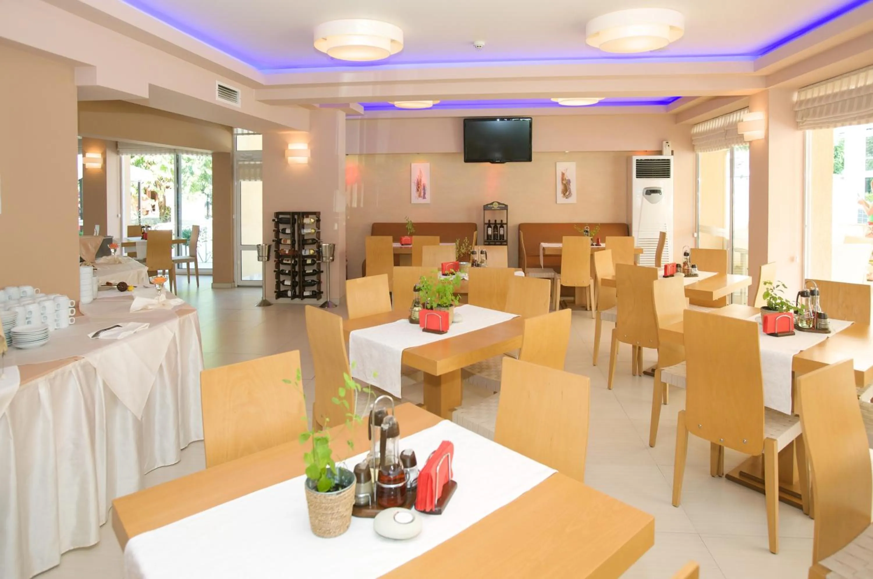 Restaurant/places to eat in Karlovo Hotel