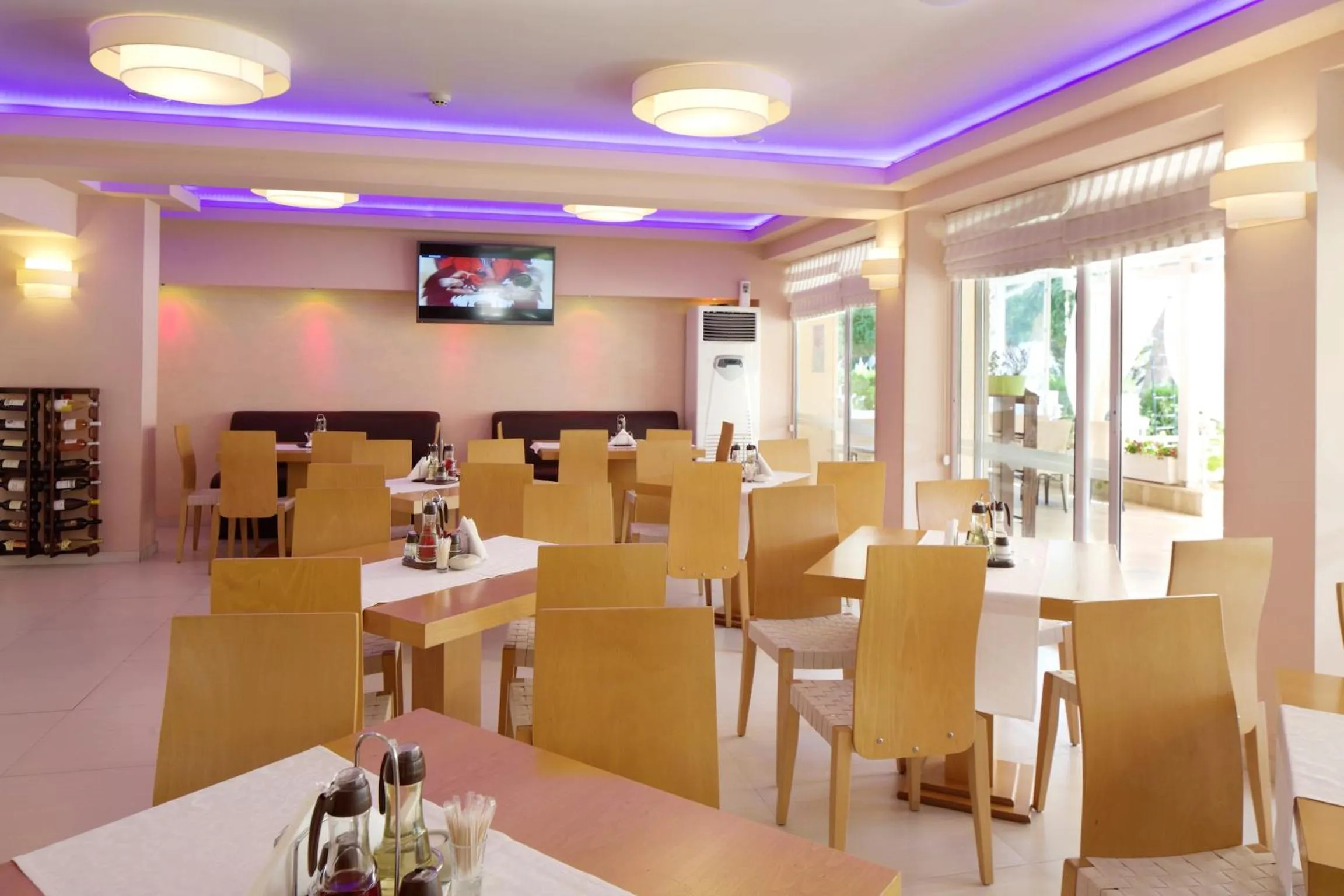 Restaurant/places to eat in Karlovo Hotel