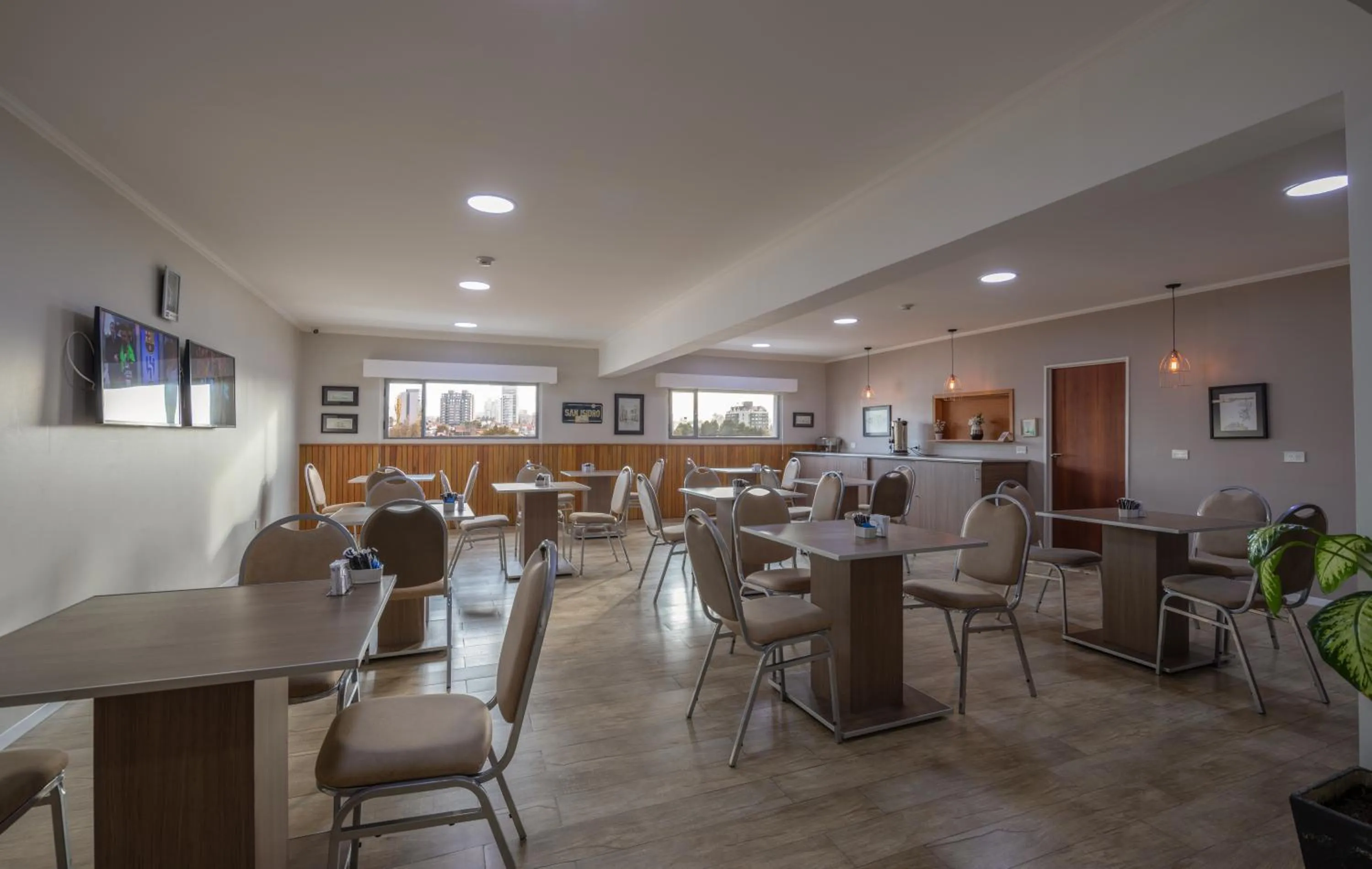 Restaurant/places to eat in Apart Hotel Rivadavia 815