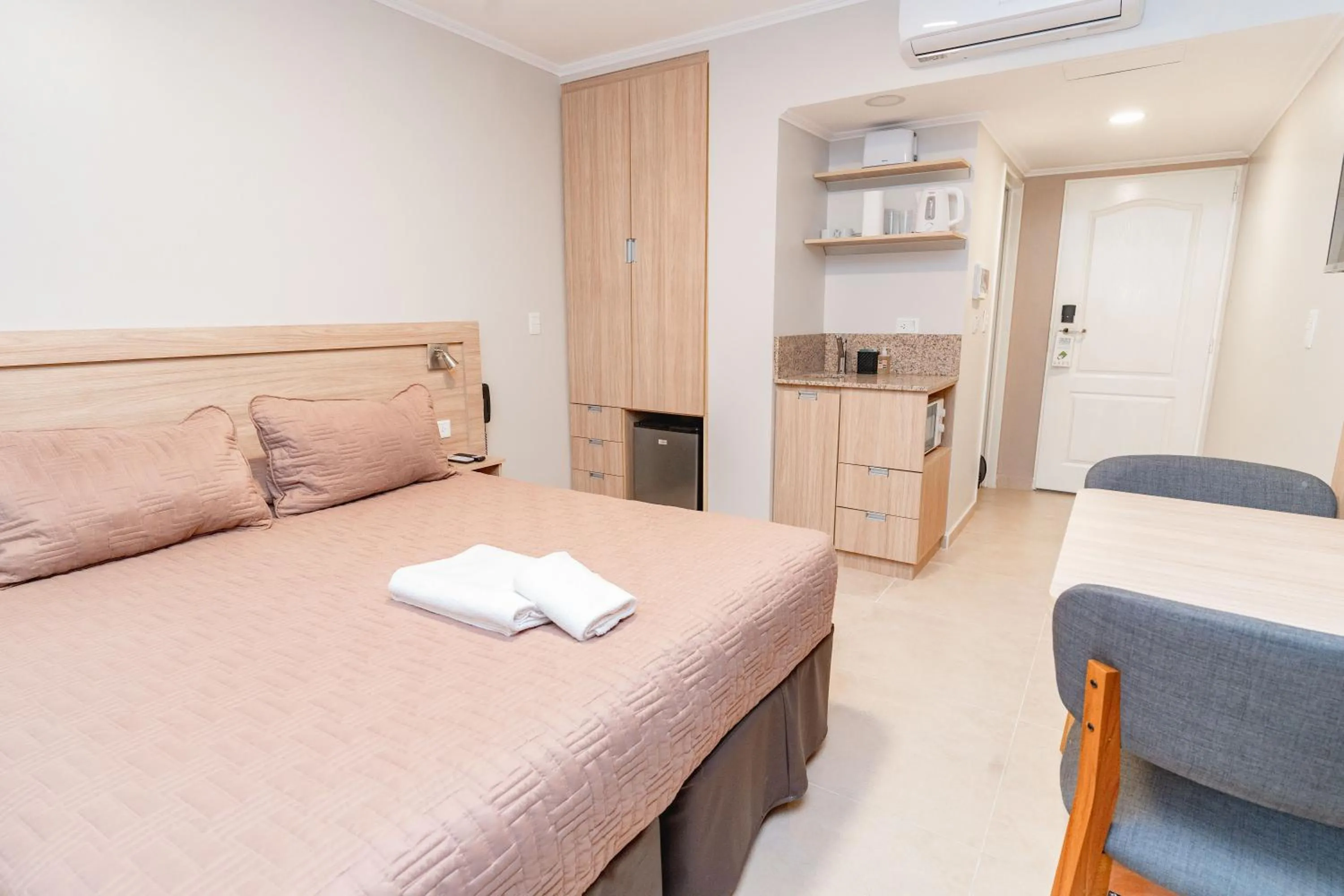 Photo of the whole room, Bed in Apart Hotel Rivadavia 815