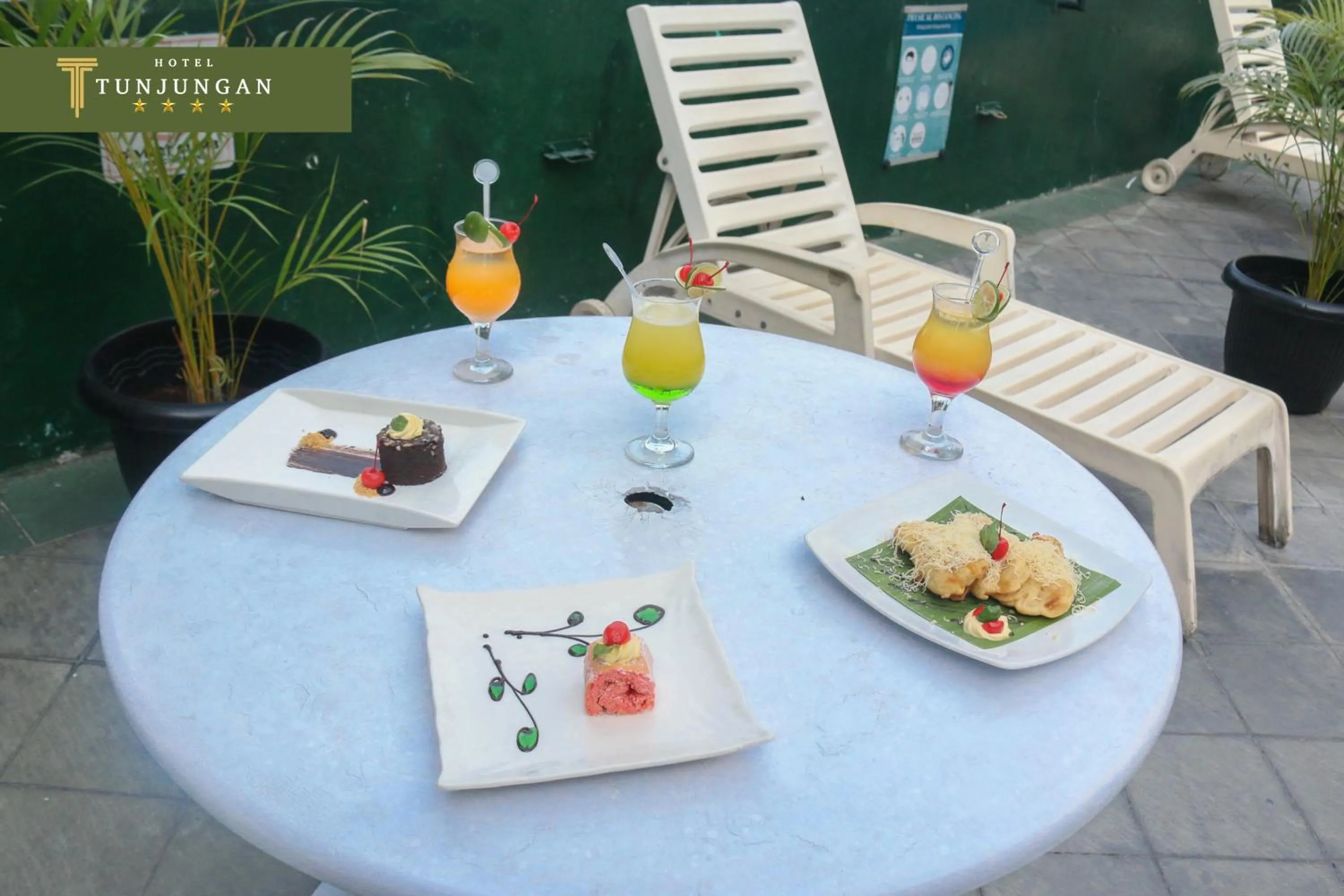 Swimming pool in Tunjungan Hotel