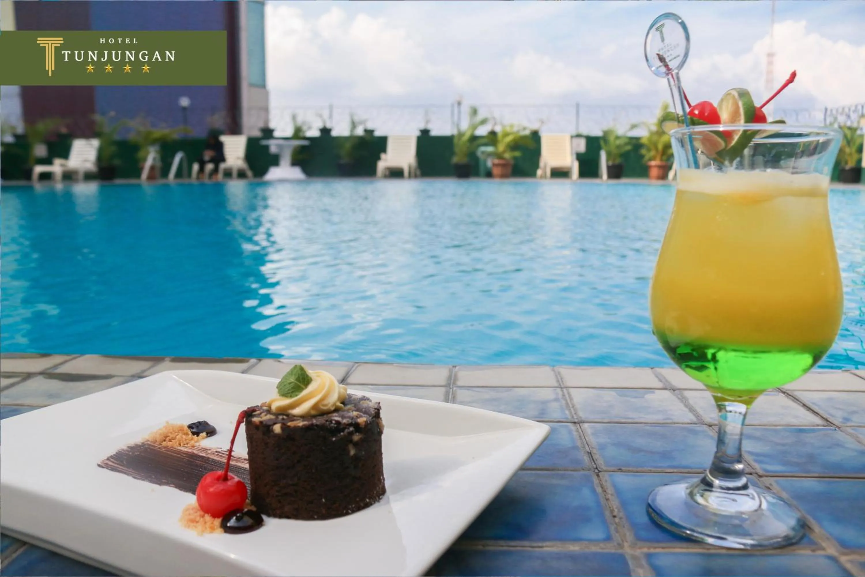 Swimming pool in Tunjungan Hotel