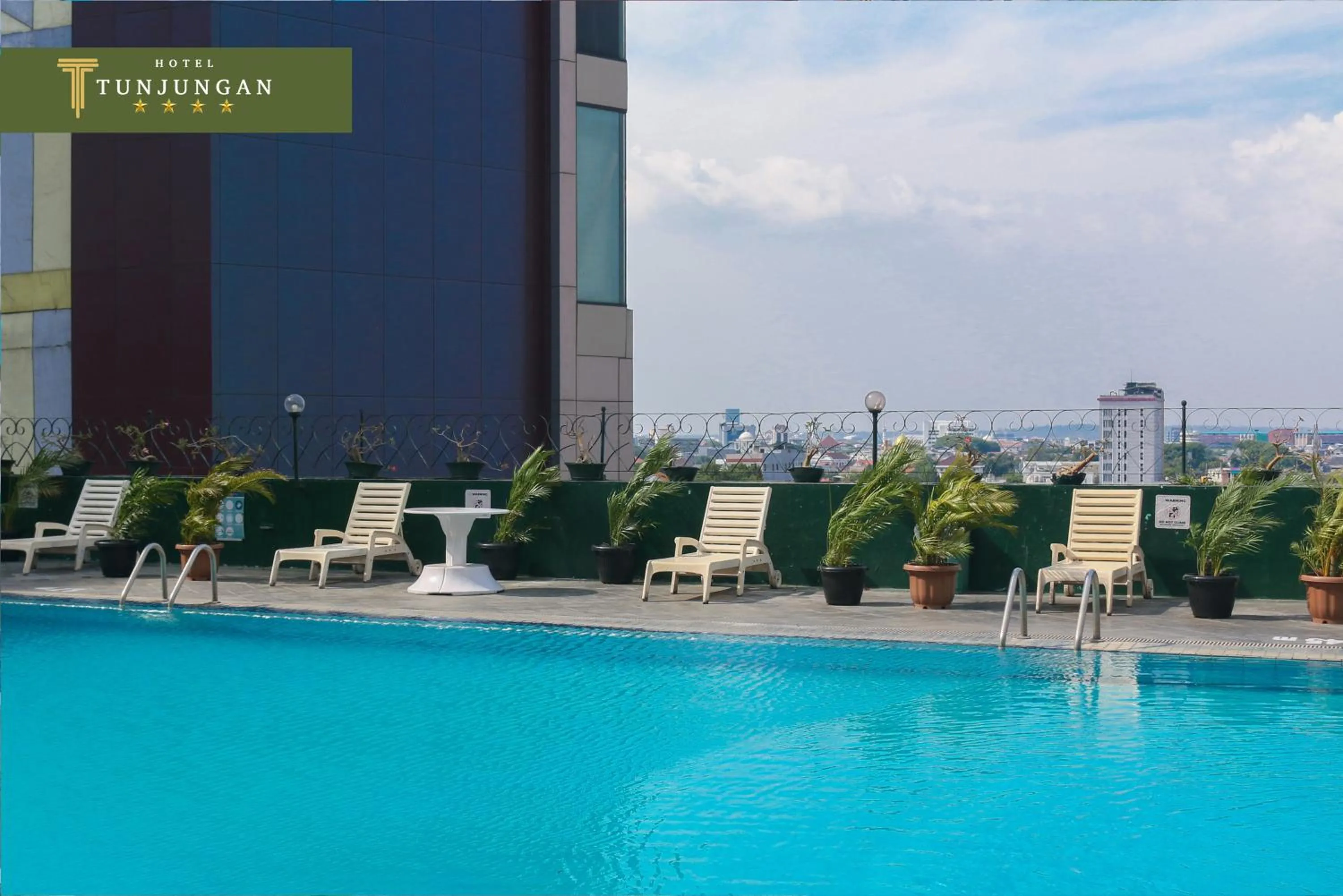 Swimming pool in Tunjungan Hotel
