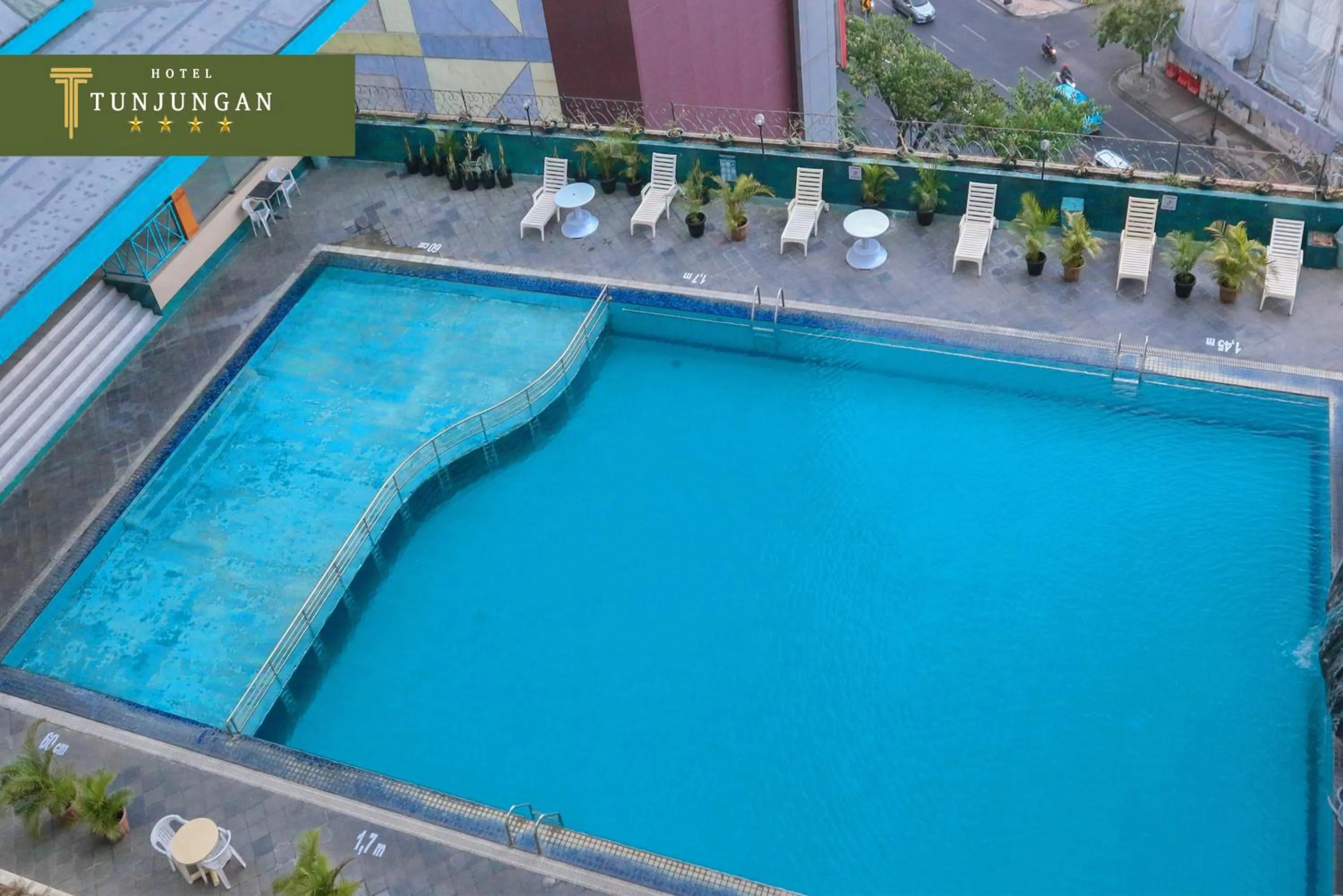 Swimming pool in Tunjungan Hotel