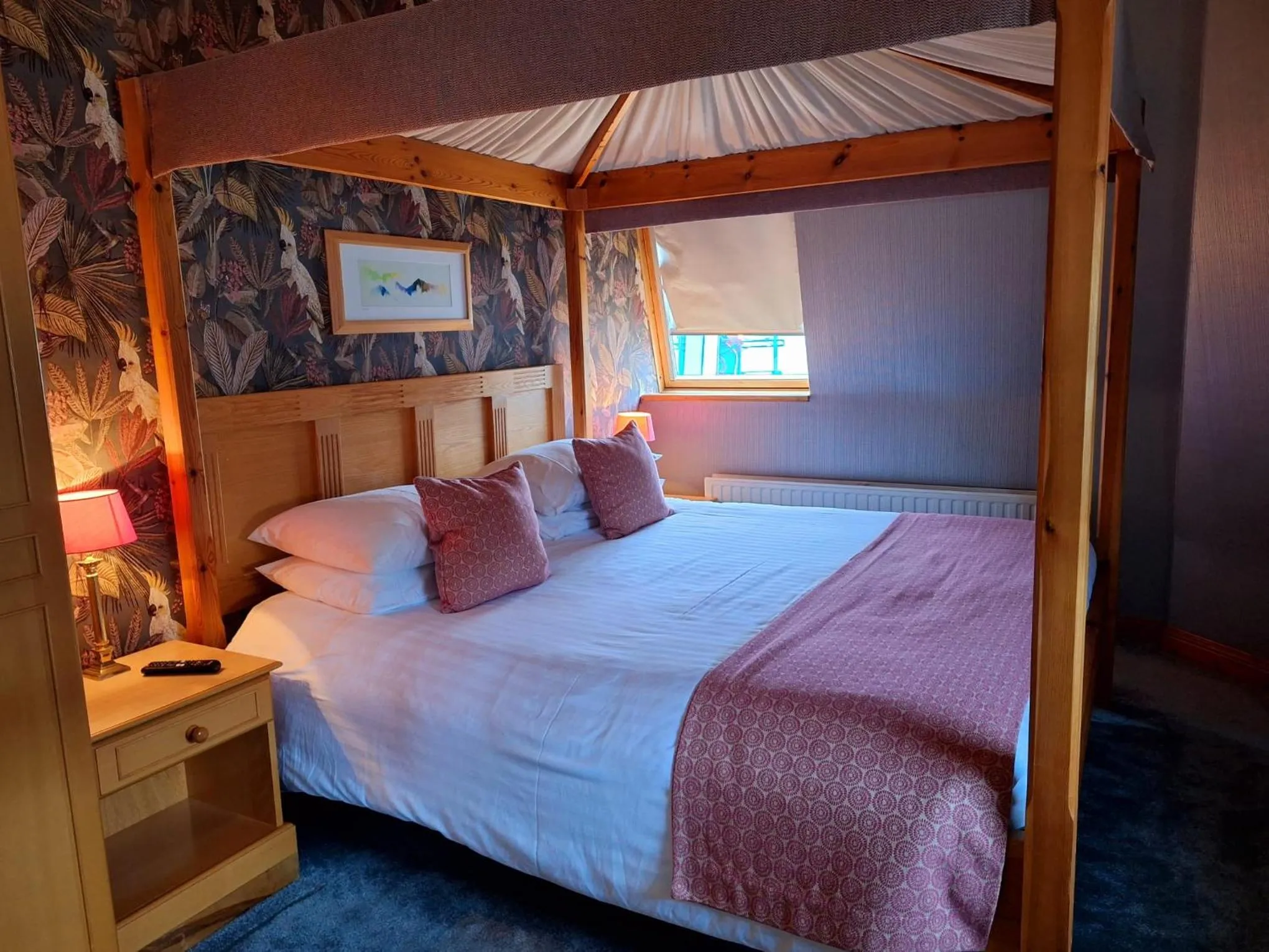 Bed in Washington Central Hotel and Sleepwell Inn