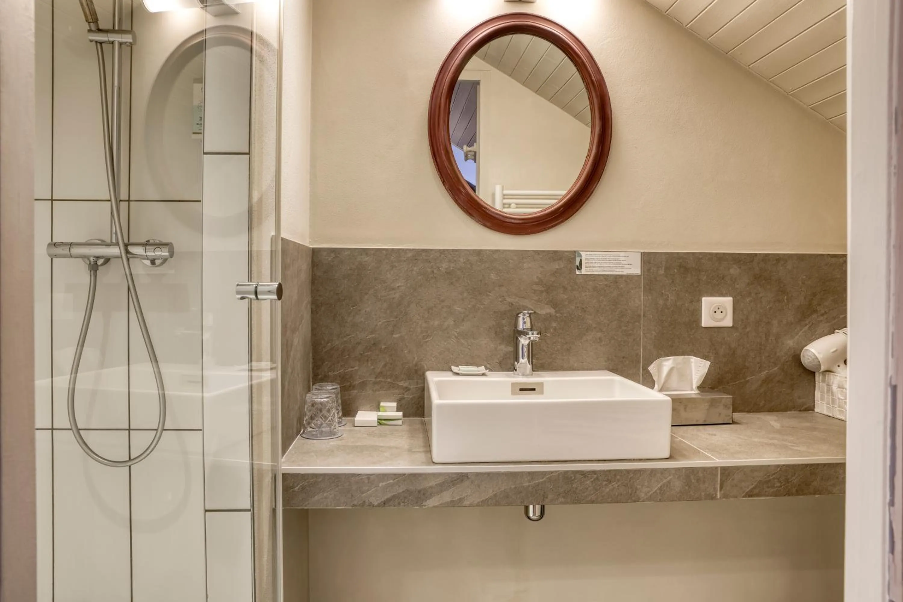 Bathroom in La Féline Blanche Adult Only