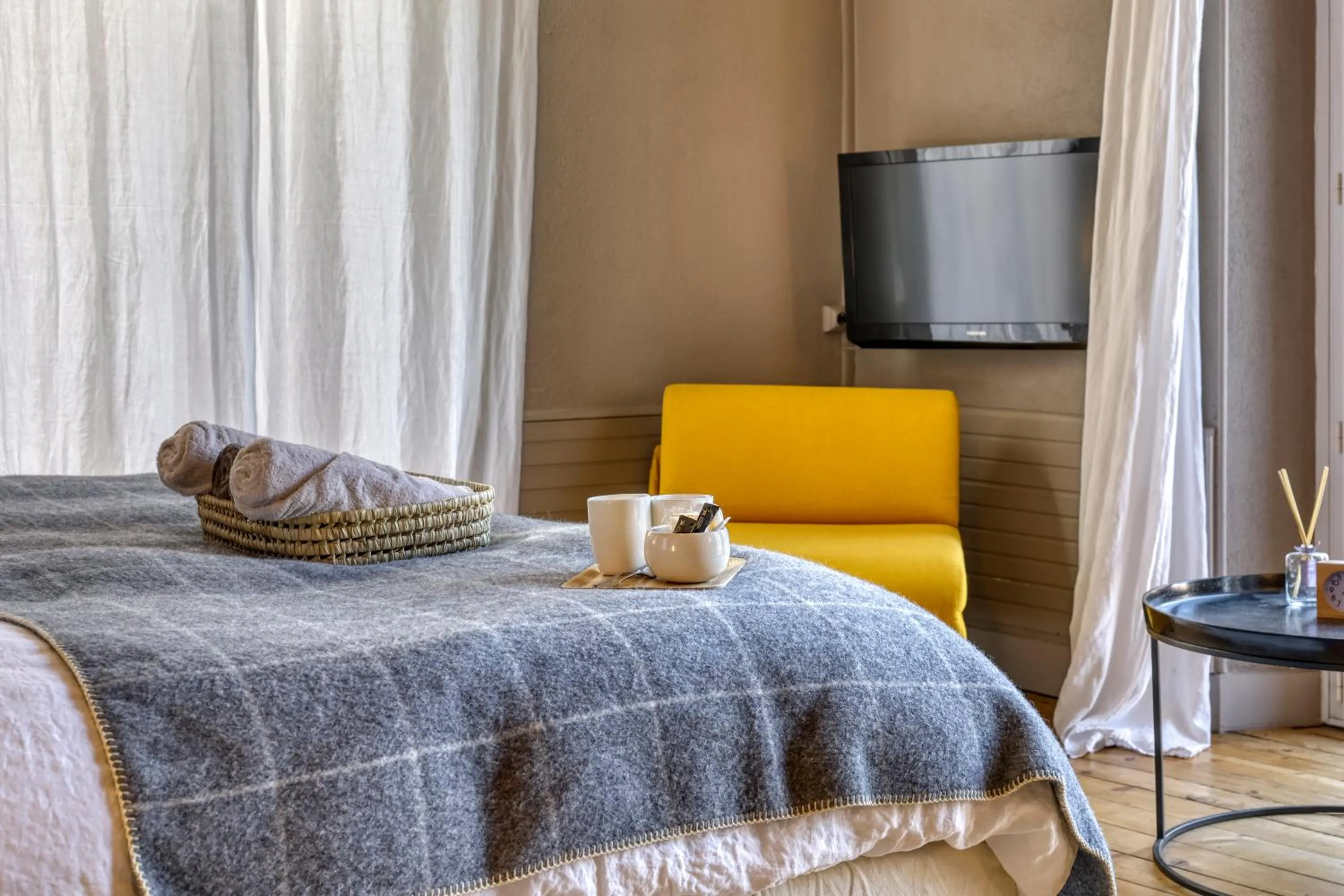 Bed in La Féline Blanche Adult Only