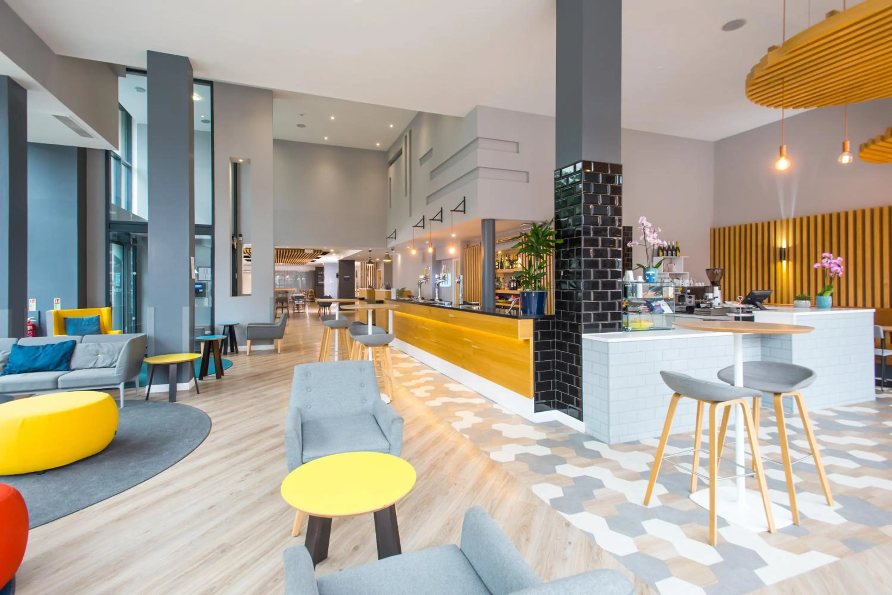 Lobby or reception in Holiday Inn Express Leeds City Centre - Armouries by IHG