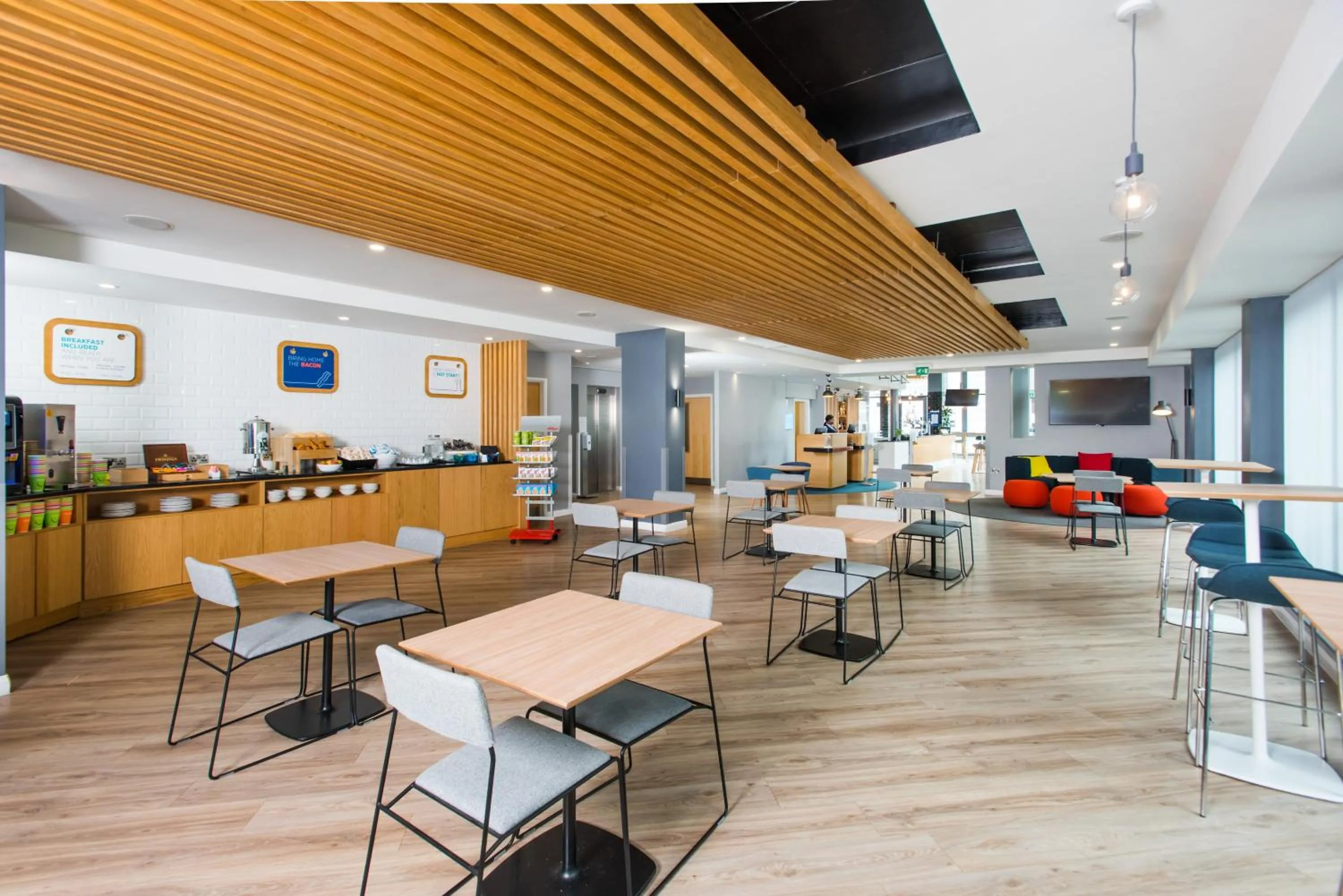 Restaurant/places to eat in Holiday Inn Express Leeds City Centre - Armouries by IHG