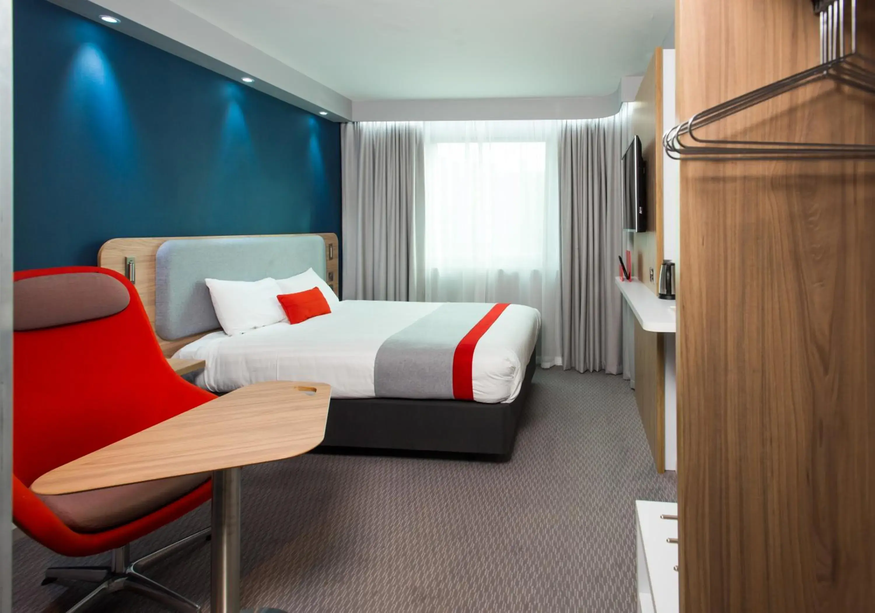 Photo of the whole room, Bed in Holiday Inn Express Leeds City Centre - Armouries by IHG Photo of the whole room, Bed in Holiday Inn Express Leeds City Centre - Armouries by IHG