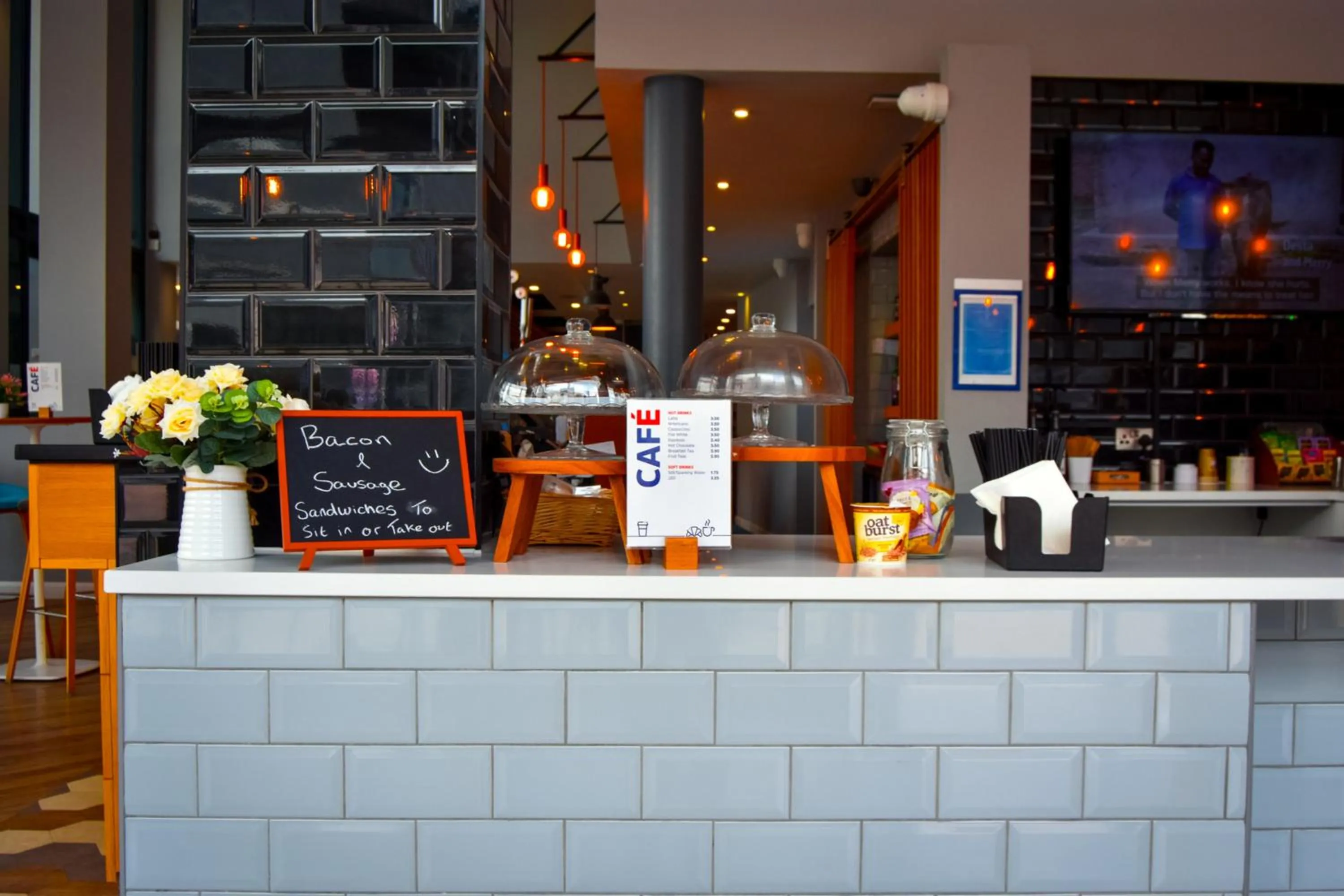 Restaurant/places to eat in Holiday Inn Express Leeds City Centre - Armouries by IHG