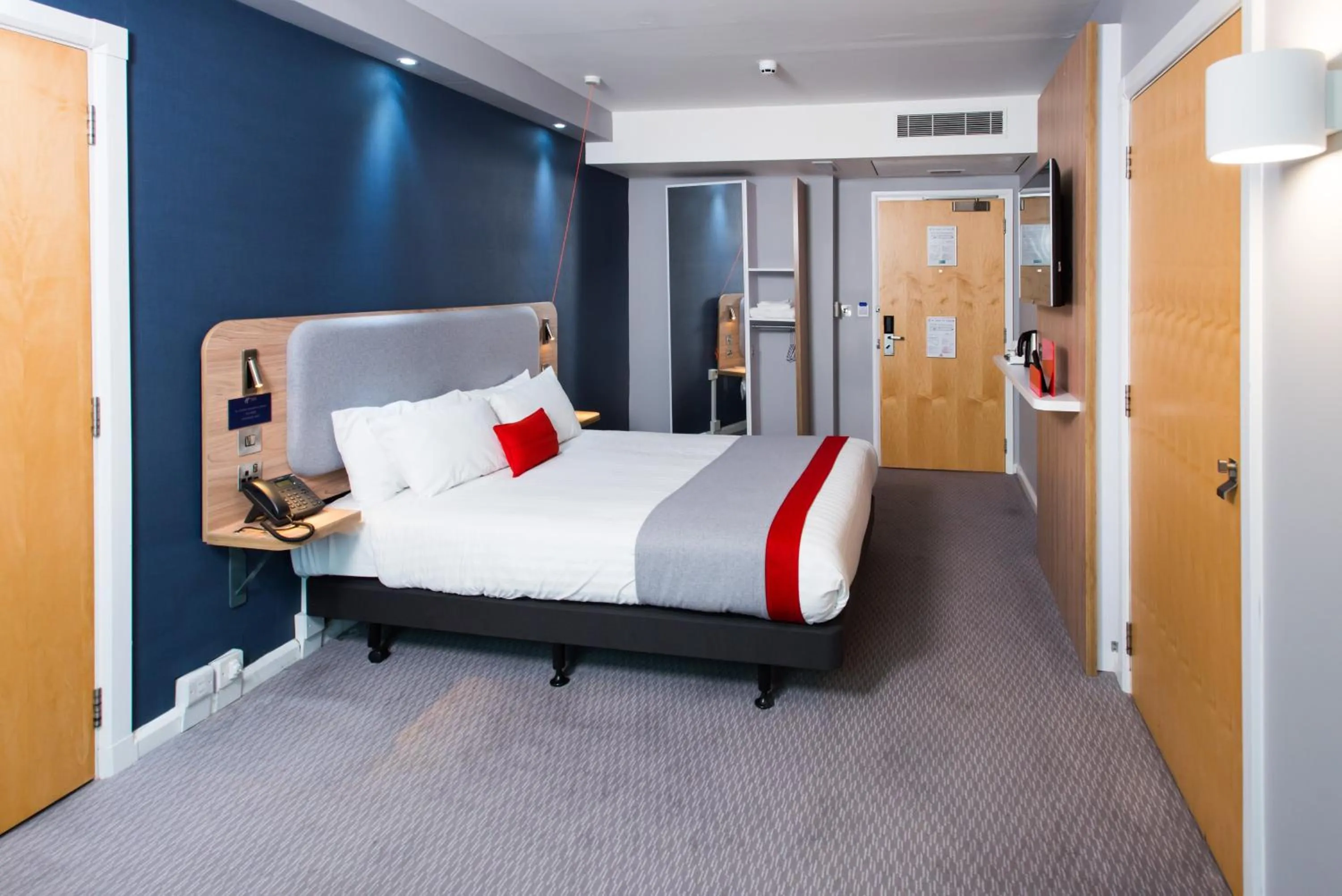 Photo of the whole room, Bed in Holiday Inn Express Leeds City Centre - Armouries by IHG