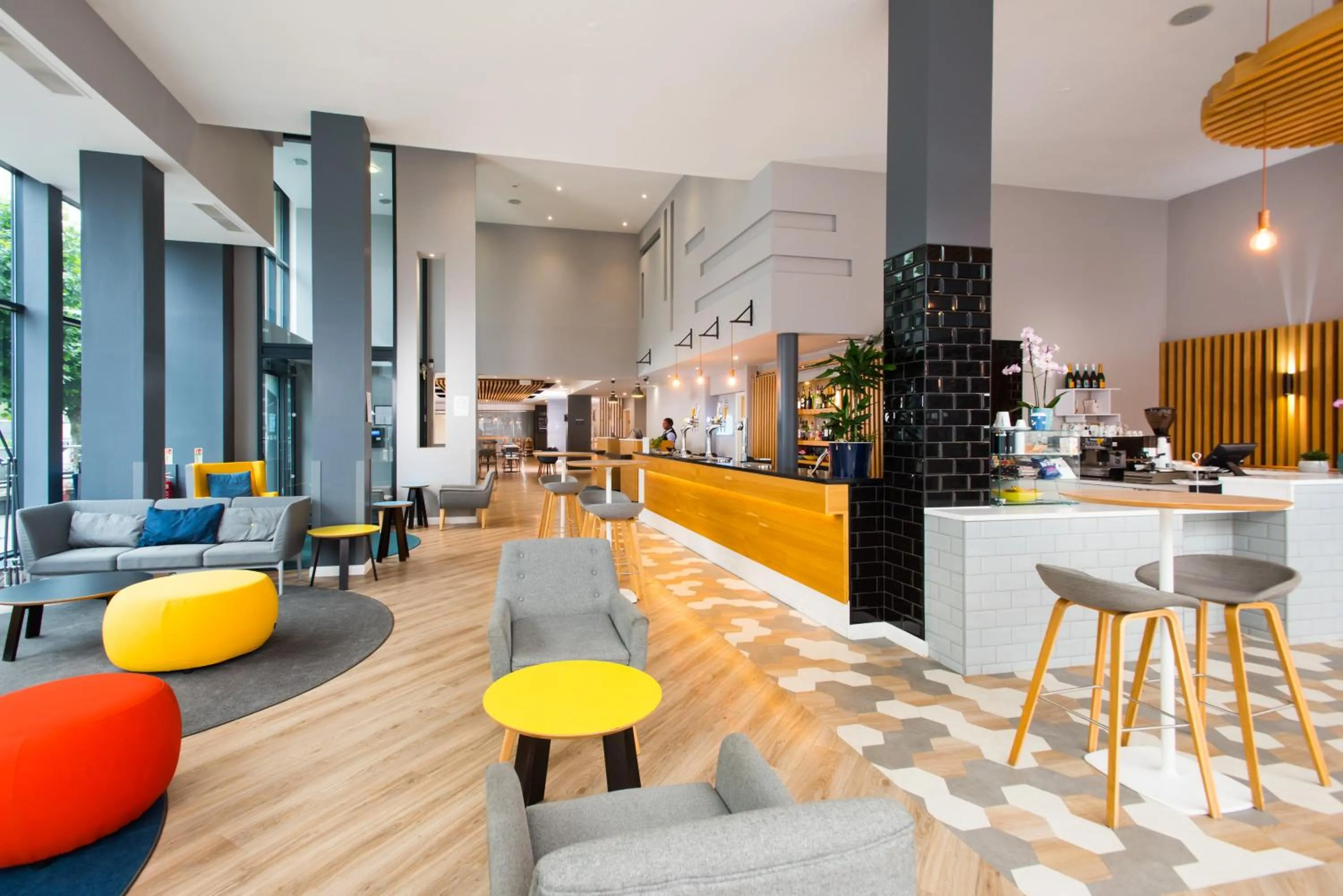 Lounge or bar in Holiday Inn Express Leeds City Centre - Armouries by IHG