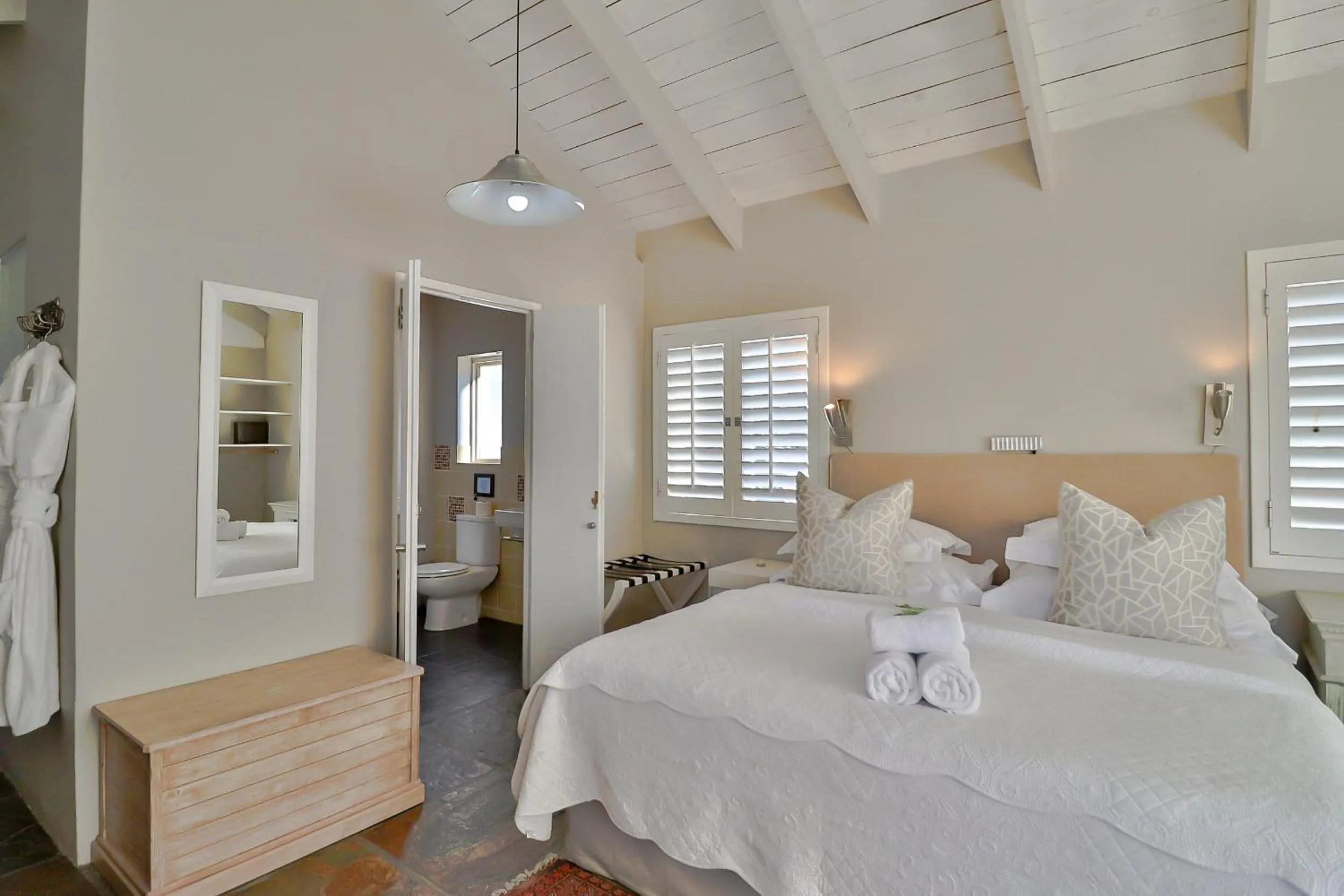 Bedroom, Bed in Hermanus Lodge on the Green - Solar Power