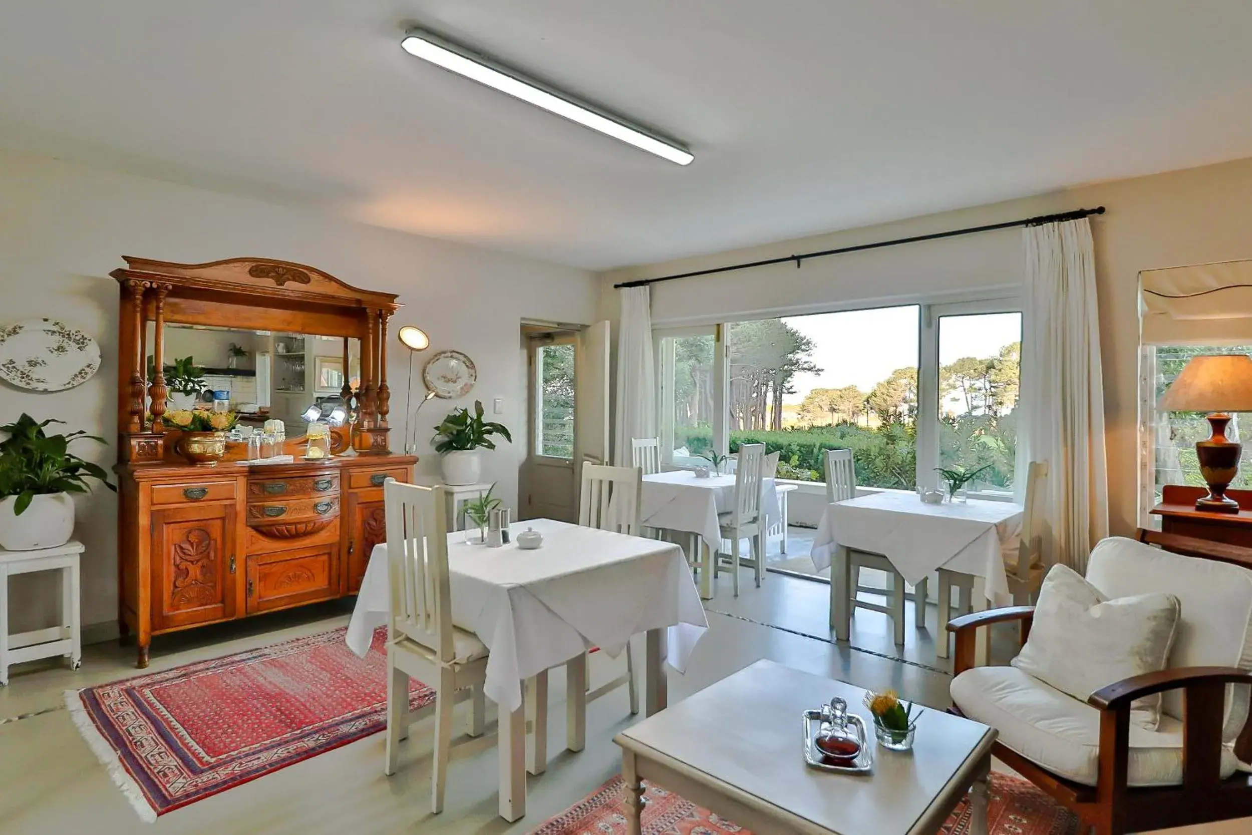 Restaurant/places to eat in Hermanus Lodge on the Green - Solar Power Restaurant/places to eat in Hermanus Lodge on the Green - Solar Power